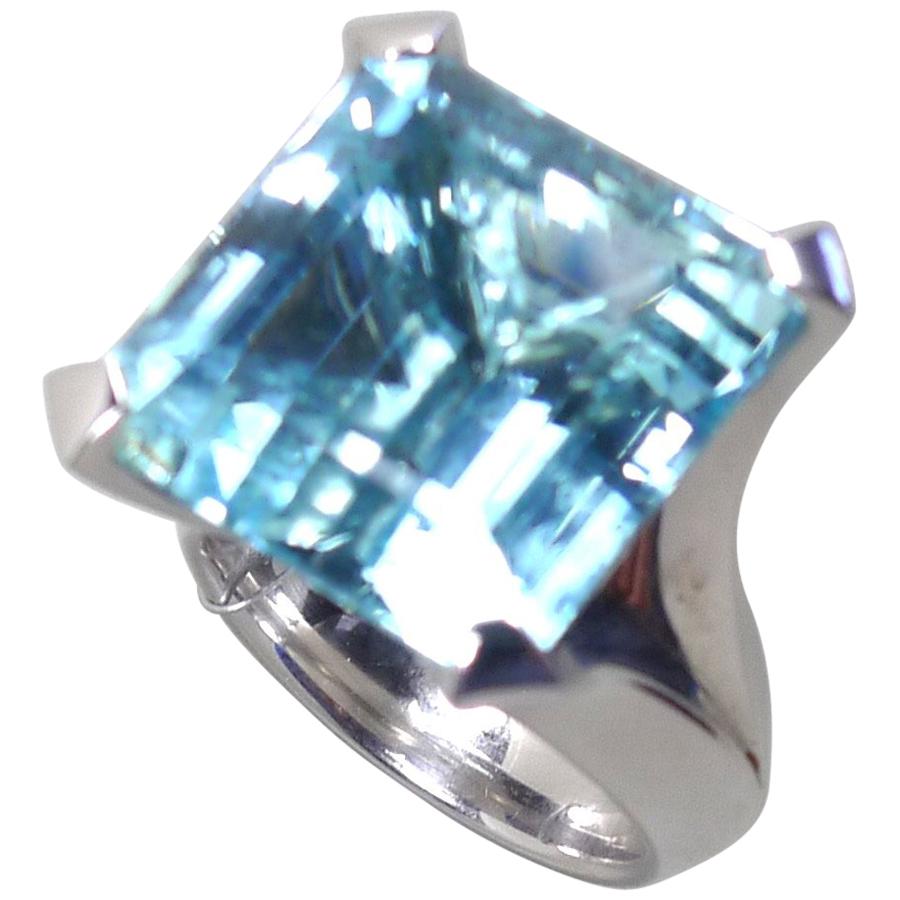 Emerald Cut 25.02 Carat Natural Aquamarine Solitaire White Gold Cocktail Ring For Sale