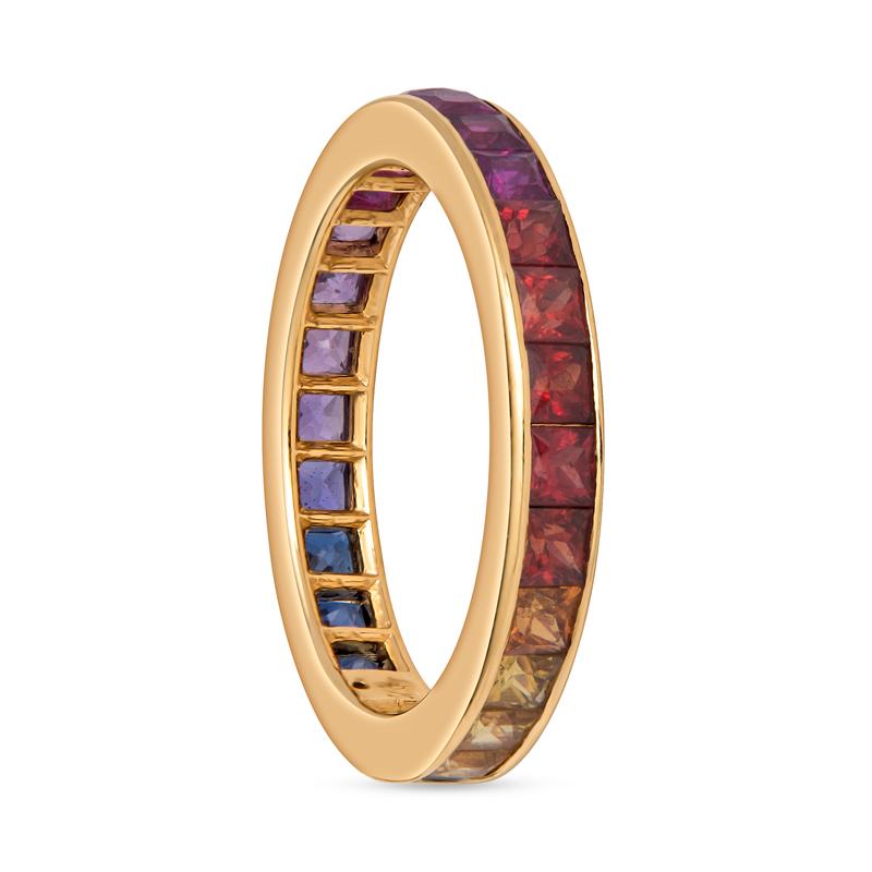 Cette magnifique bague d'éternité en saphir aux couleurs de l'arc-en-ciel présente un poids total de 2,50 carats de saphirs carrés taillés avec précision dans une multitude de couleurs.
Les saphirs sont sertis en canal dans de l'or jaune 18