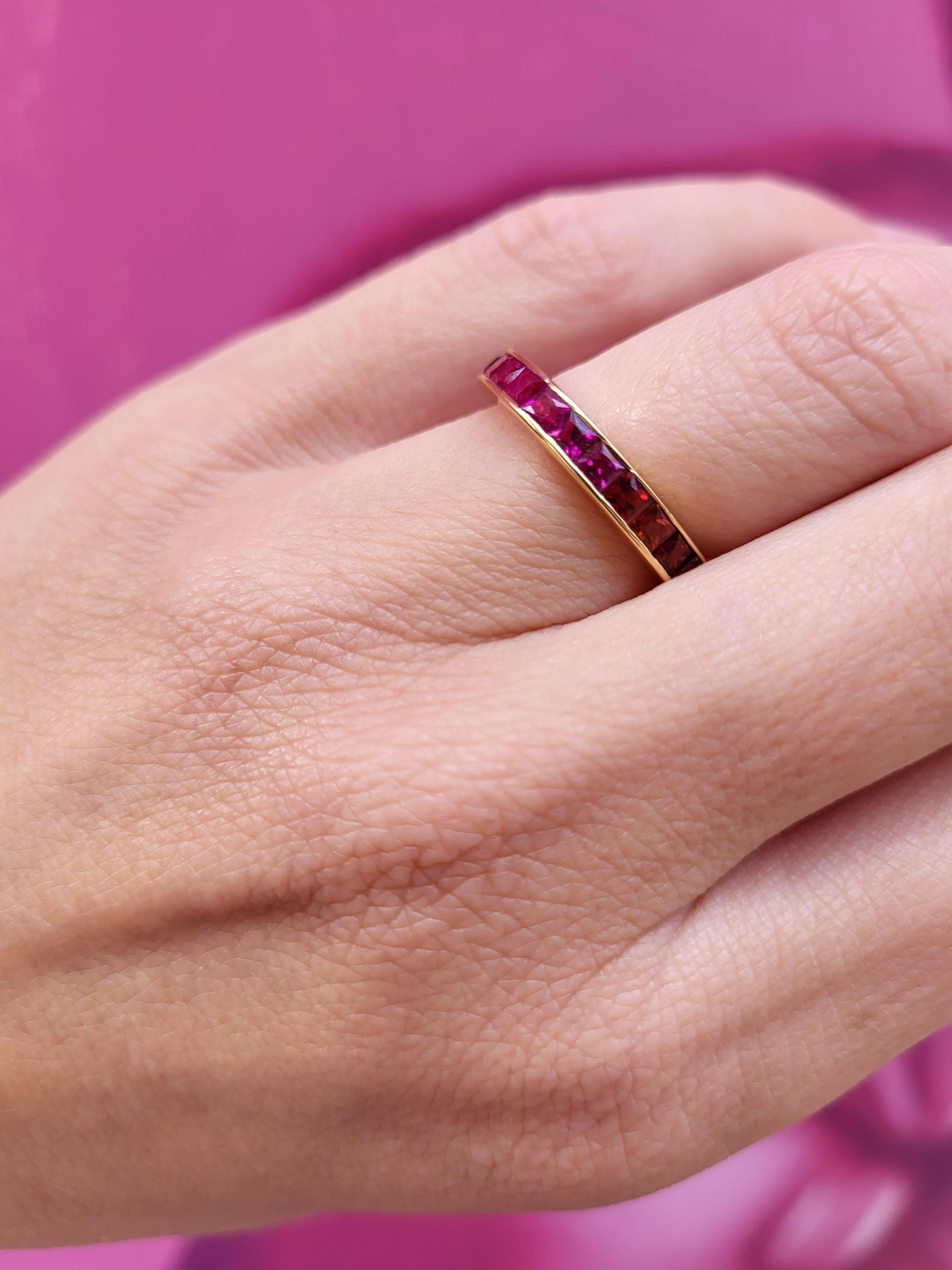 2,50 Karat Gesamtgewicht Regenbogenfarbener Saphir Ring in 18 Karat Gelbgold gefasst im Zustand „Neu“ im Angebot in Houston, TX