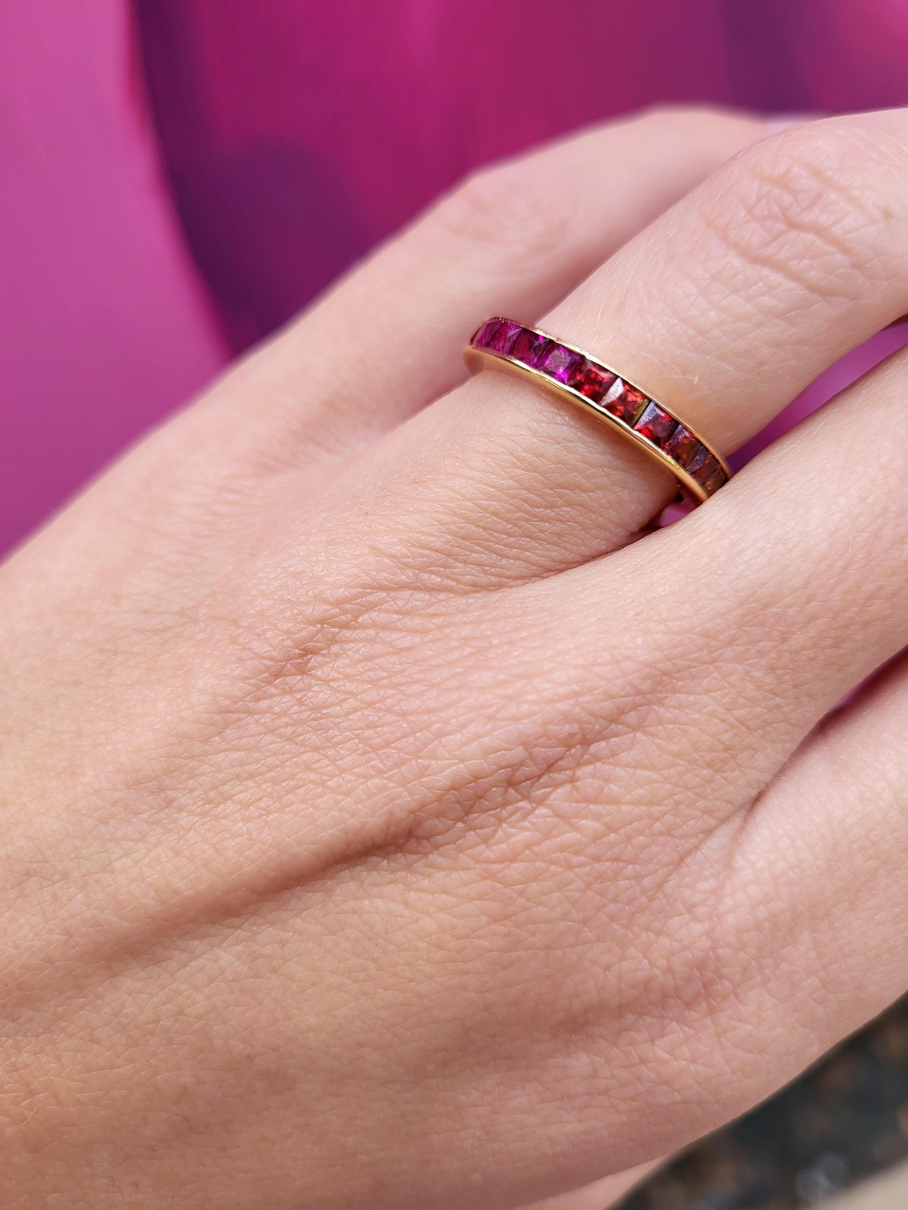 2,50 Karat Gesamtgewicht Regenbogenfarbener Saphir Ring in 18 Karat Gelbgold gefasst für Damen oder Herren im Angebot