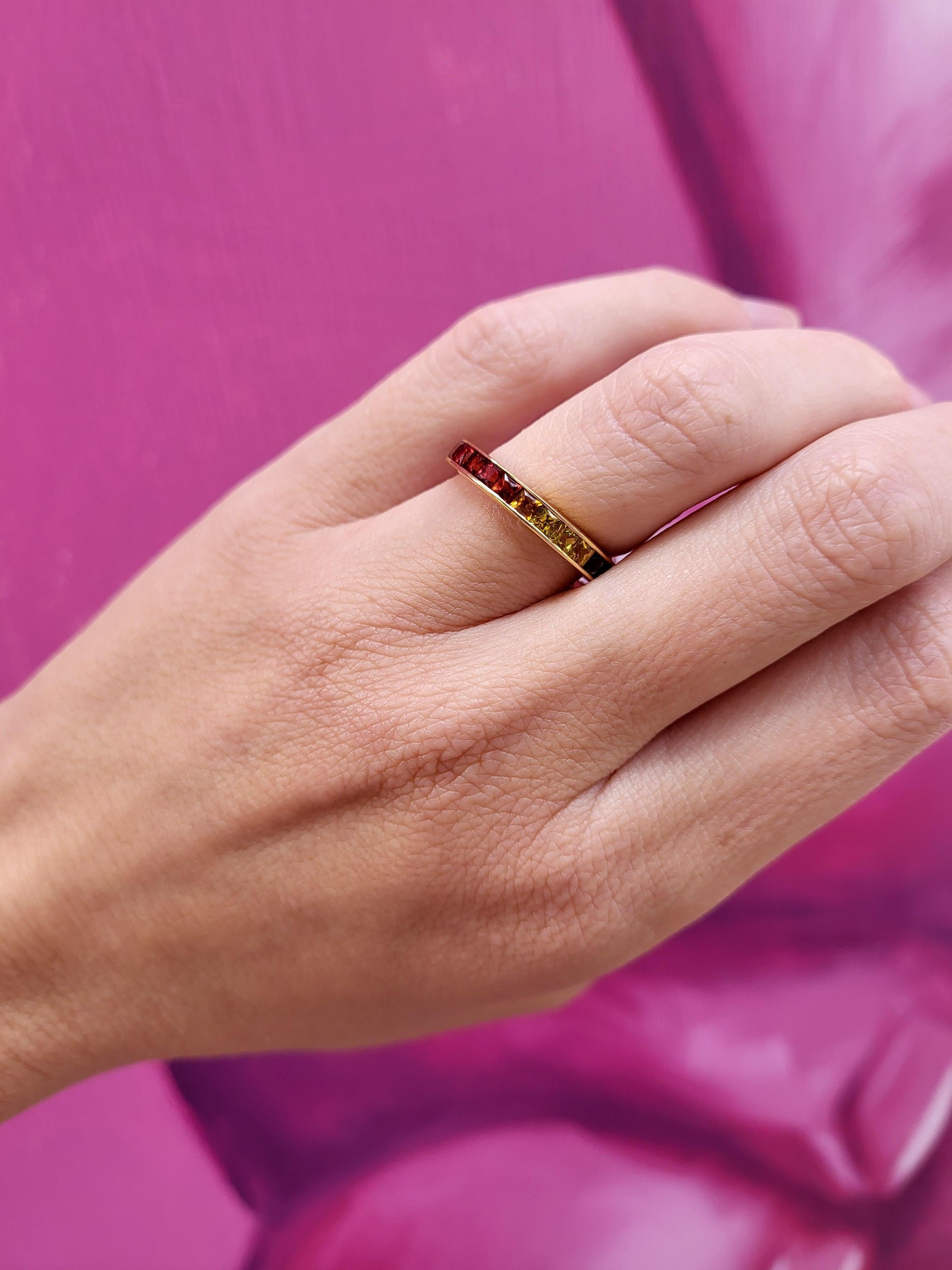 2,50 Karat Gesamtgewicht Regenbogenfarbener Saphir Ring in 18 Karat Gelbgold gefasst im Angebot 1