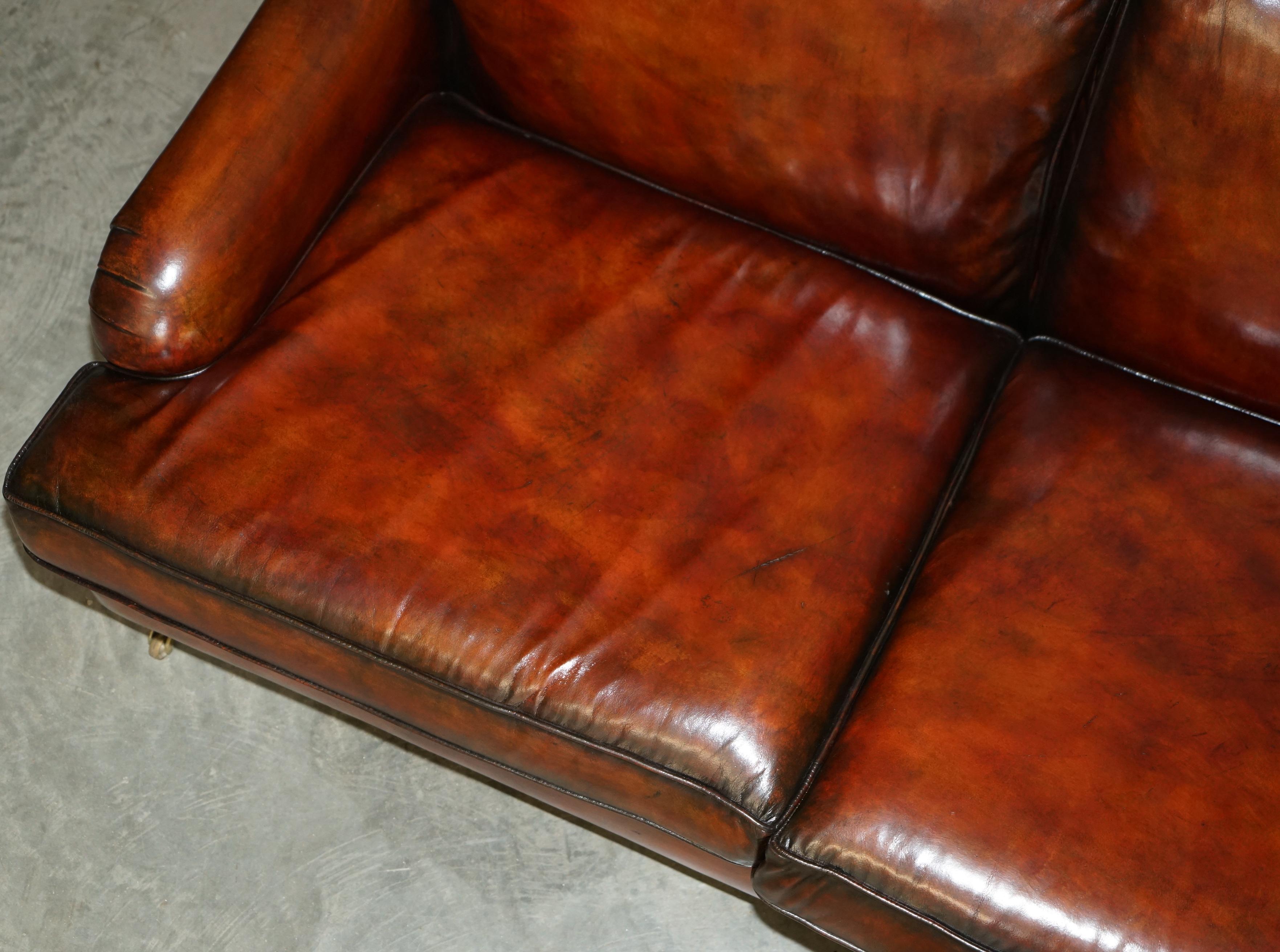 250CM DE LARGEUR SOFA EN CUIR BRUN HOWARD & SON STYLE PART OF SUiTE entièrement restauré en vente 2