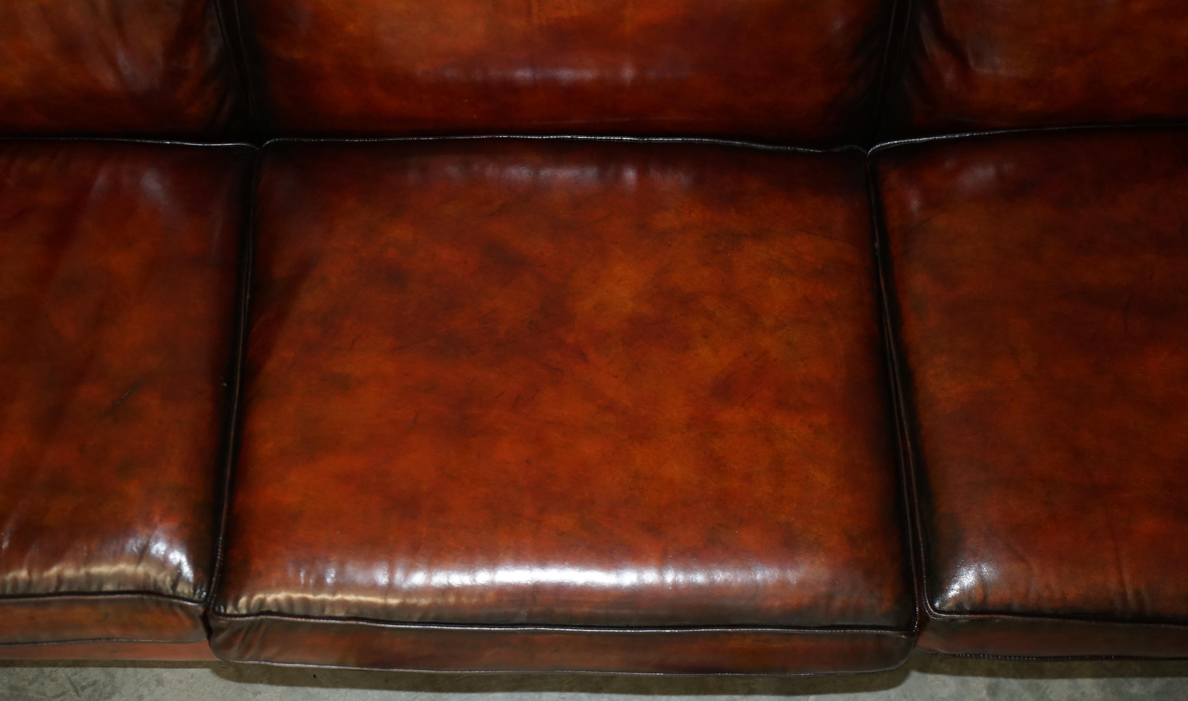250CM DE LARGEUR SOFA EN CUIR BRUN HOWARD & SON STYLE PART OF SUiTE entièrement restauré en vente 3