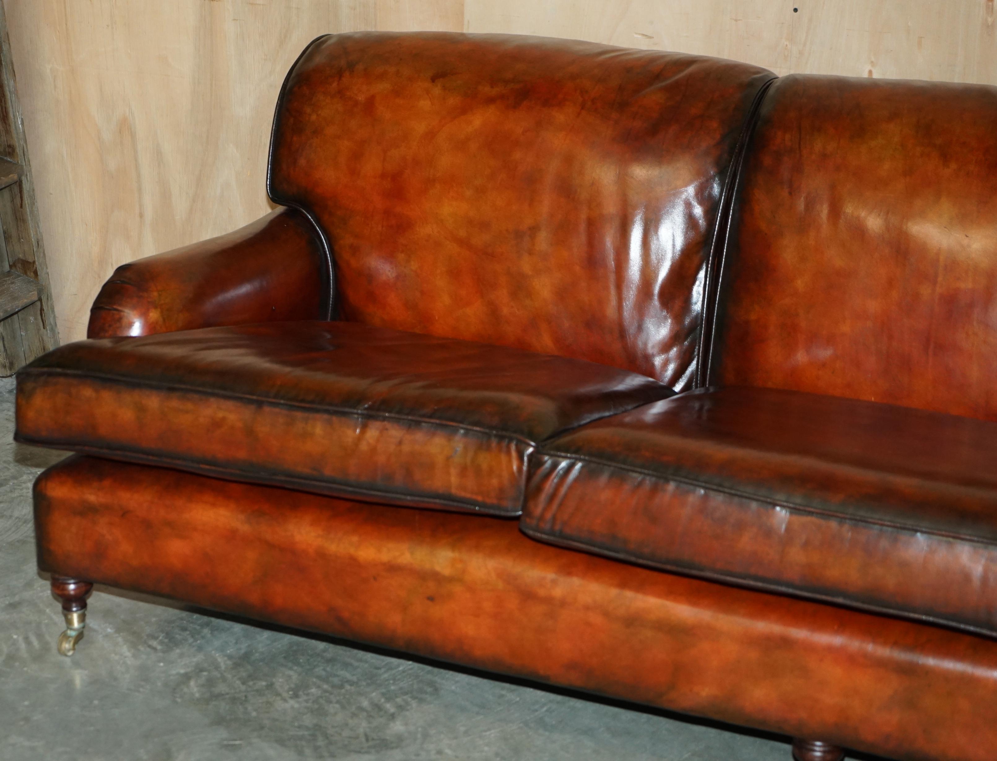 Victorien 250CM DE LARGEUR SOFA EN CUIR BRUN HOWARD & SON STYLE PART OF SUiTE entièrement restauré en vente