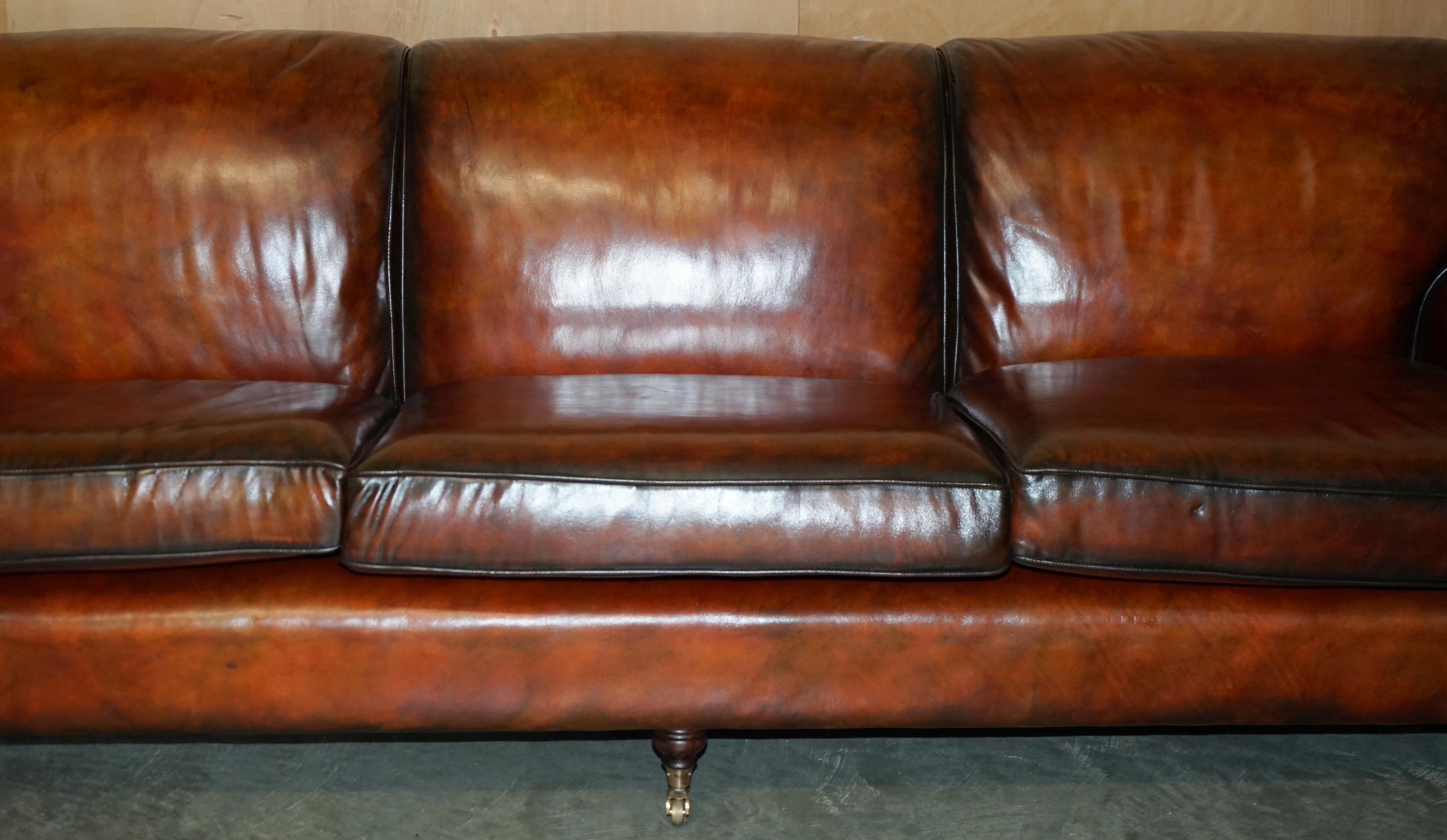 Anglais 250CM DE LARGEUR SOFA EN CUIR BRUN HOWARD & SON STYLE PART OF SUiTE entièrement restauré en vente