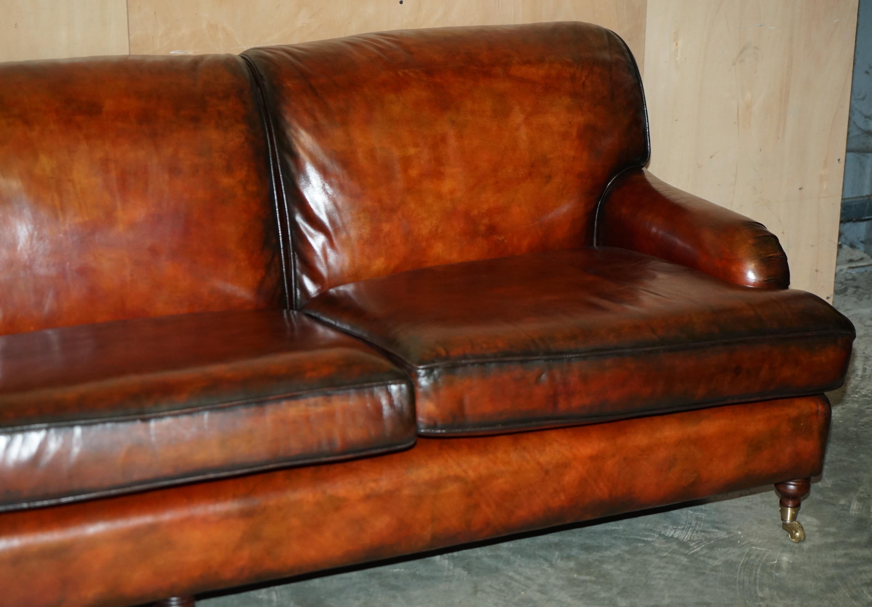 Fait main 250CM DE LARGEUR SOFA EN CUIR BRUN HOWARD & SON STYLE PART OF SUiTE entièrement restauré en vente