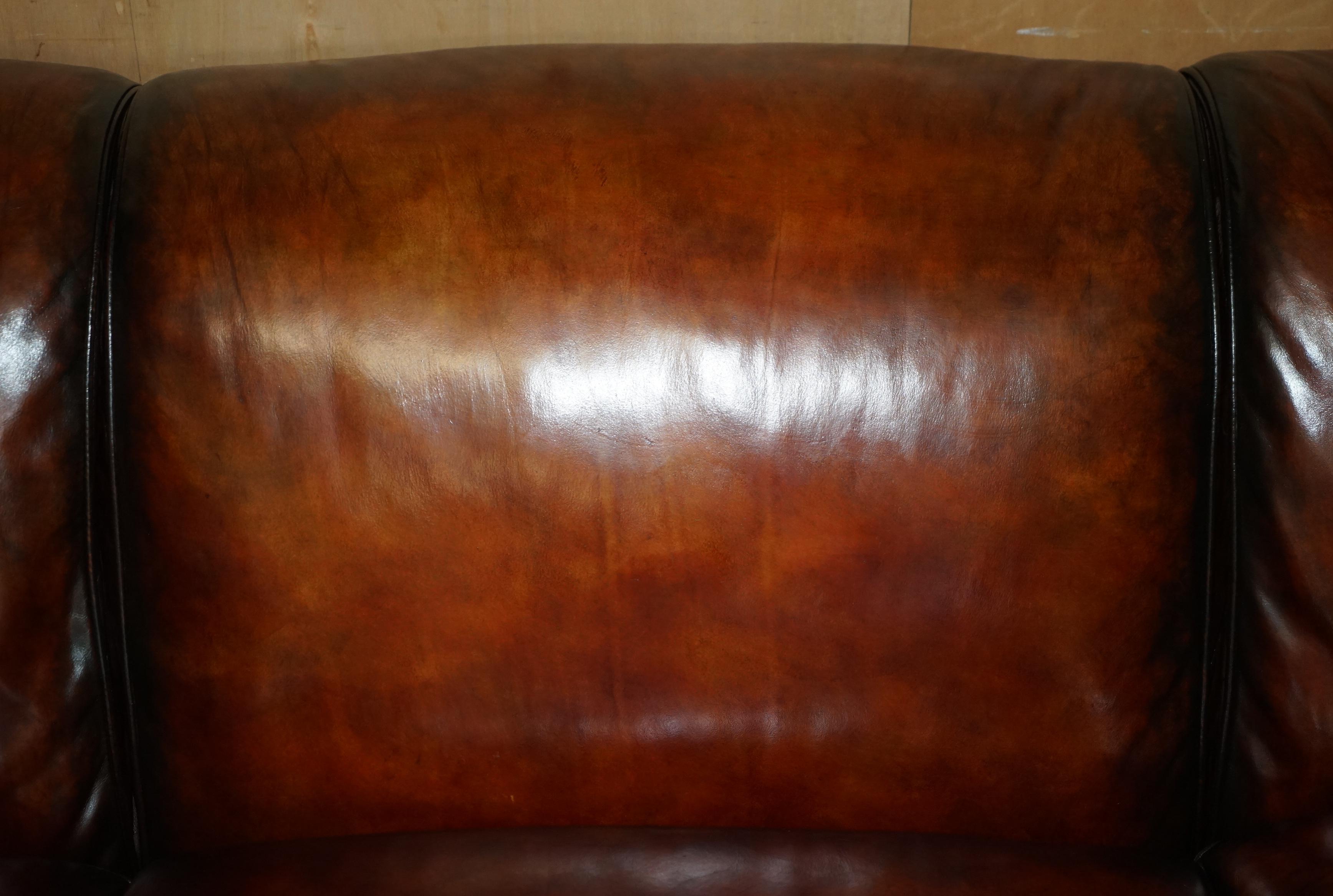 20ième siècle 250CM DE LARGEUR SOFA EN CUIR BRUN HOWARD & SON STYLE PART OF SUiTE entièrement restauré en vente