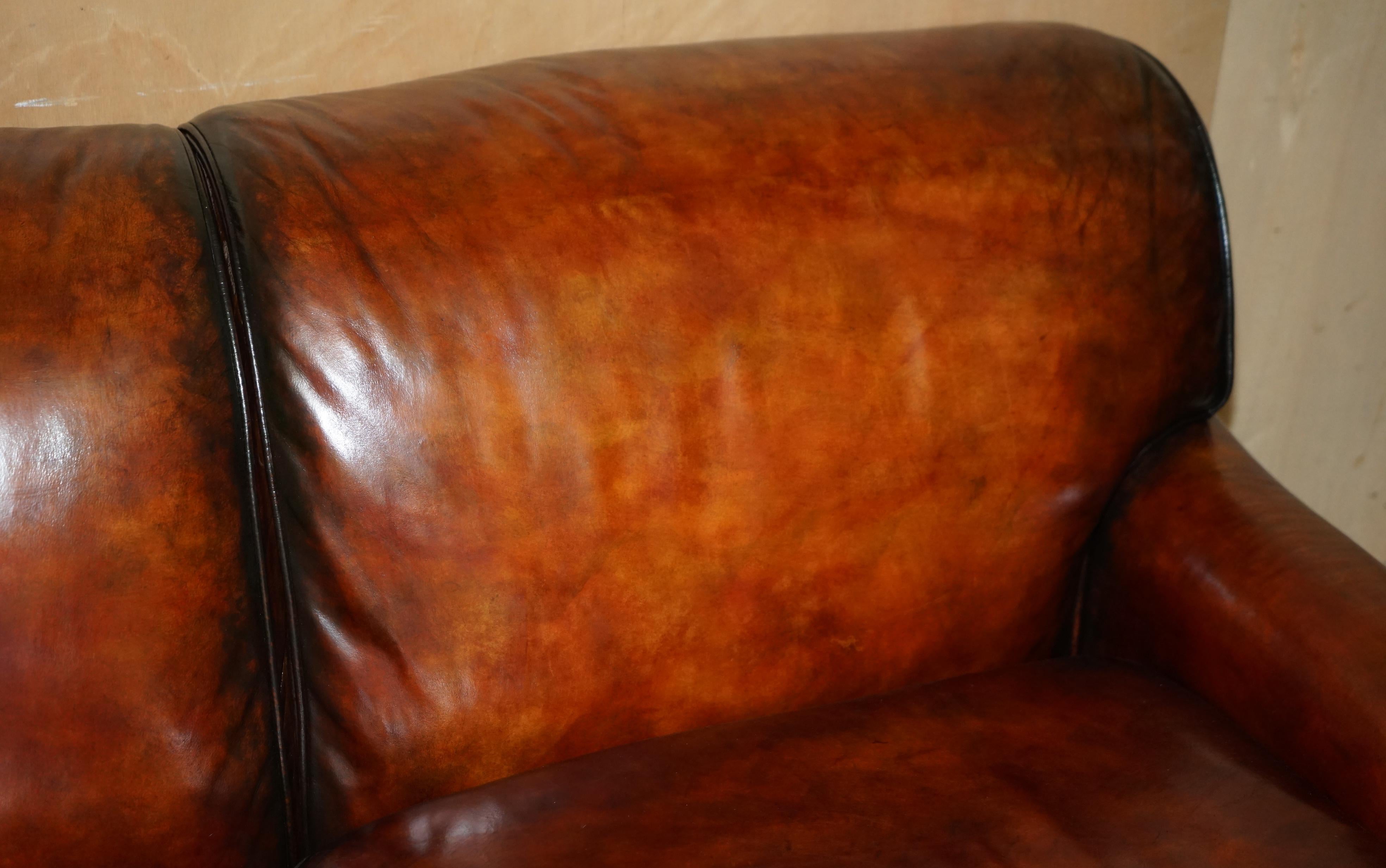 Cuir 250CM DE LARGEUR SOFA EN CUIR BRUN HOWARD & SON STYLE PART OF SUiTE entièrement restauré en vente