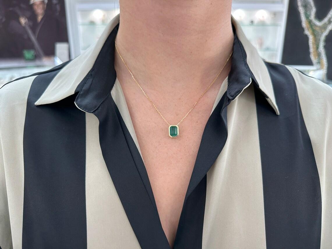 Moderne 2.50ct 14K Emerald Cut Bezel Set Pendentif Dark Green Emerald Multifunctional en vente