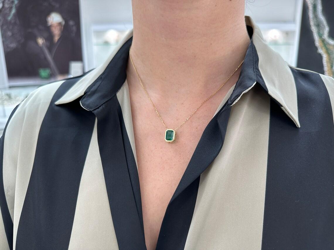 Taille émeraude 2.50ct 14K Emerald Cut Bezel Set Pendentif Dark Green Emerald Multifunctional en vente