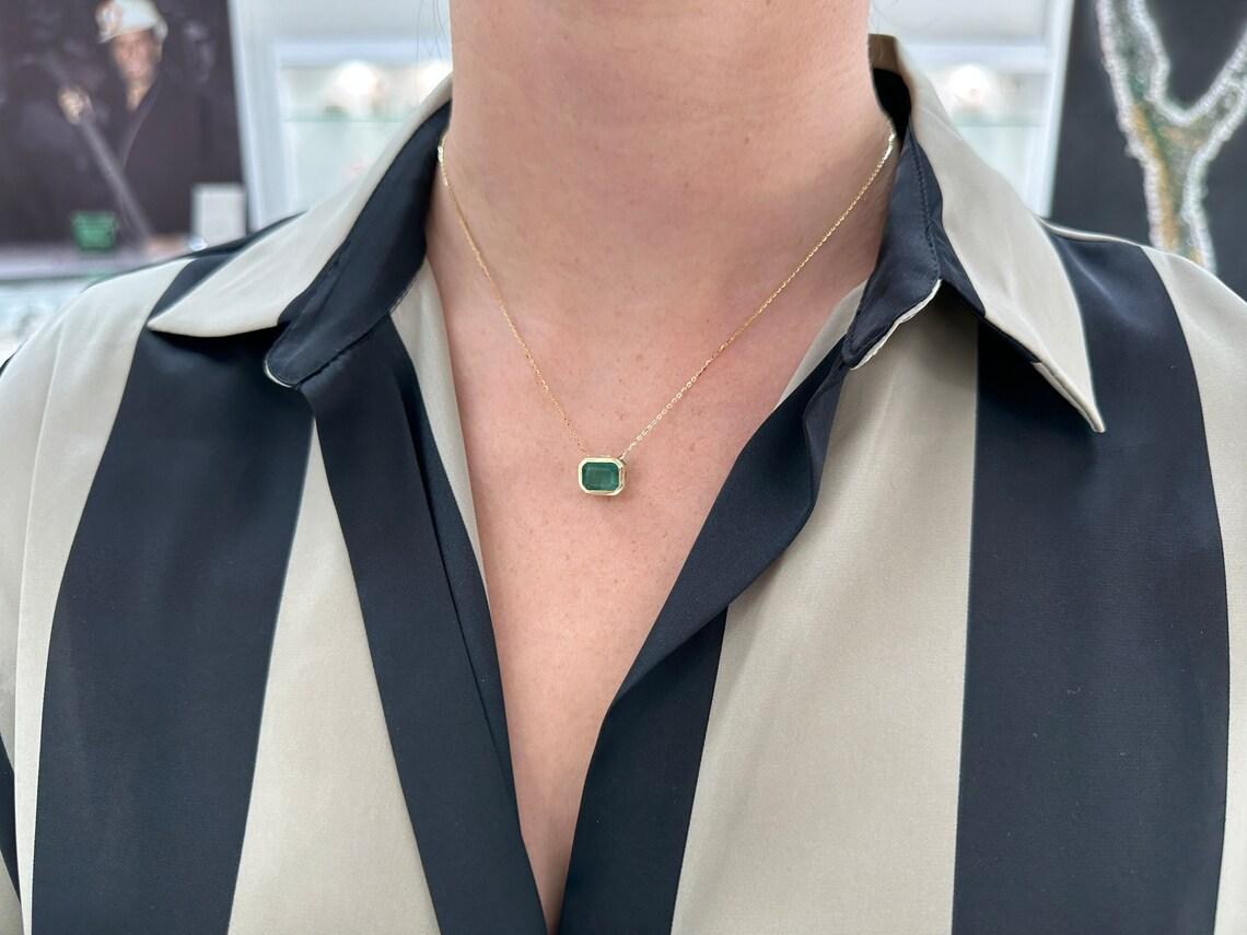 2.50ct 14K Emerald Cut Bezel Set Pendentif Dark Green Emerald Multifunctional Pour femmes en vente