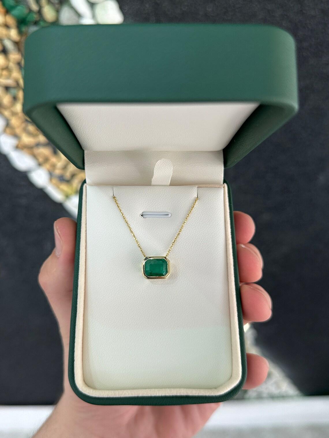 2.50ct 14K Emerald Cut Bezel Set Pendentif Dark Green Emerald Multifunctional en vente 2