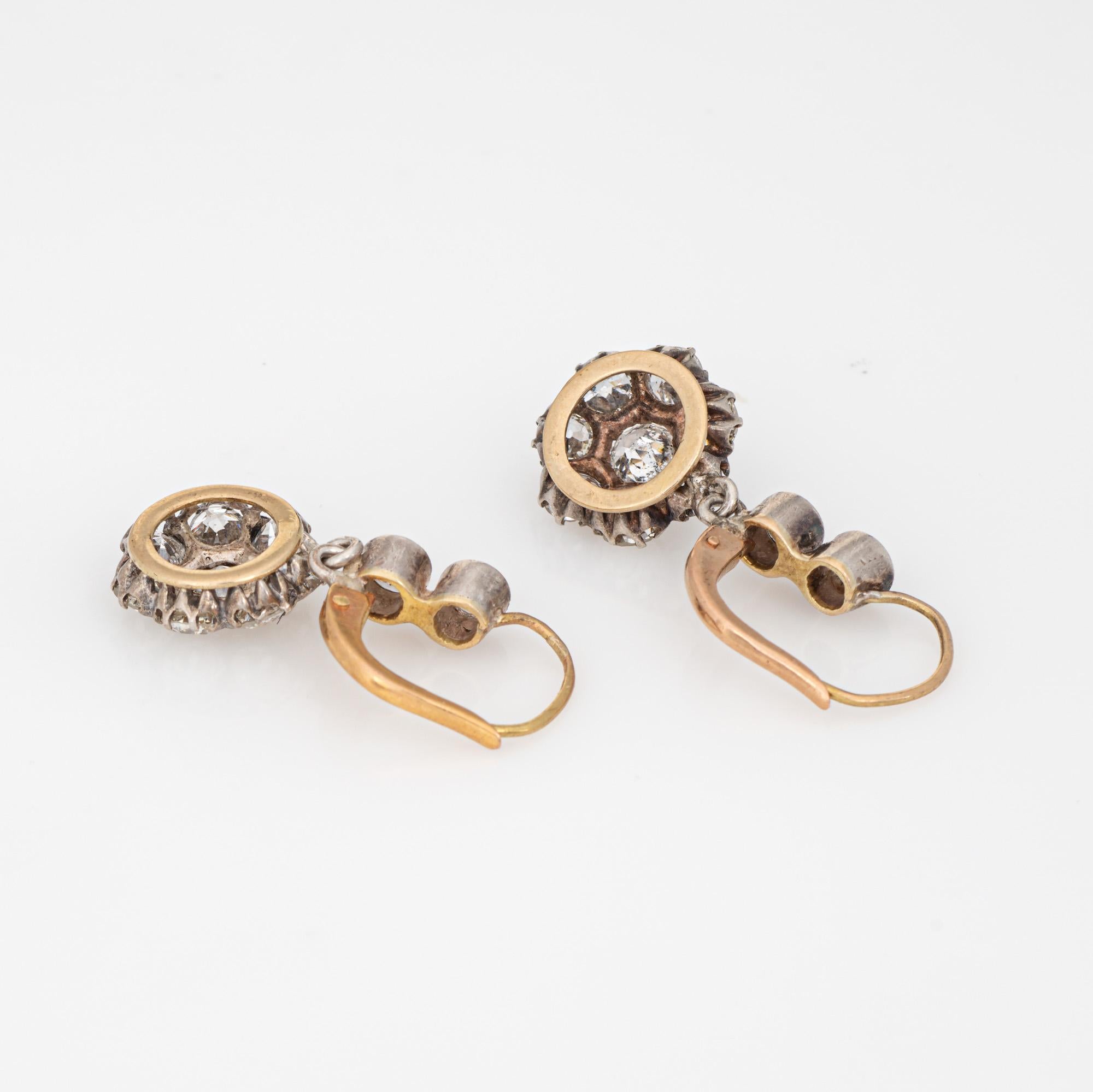 Elegante paio di antichi orecchini a goccia con diamanti di epoca tardo-vittoriana, realizzati in oro giallo 14k e argento (tra il 1880 e il 1900 circa). 

20 diamanti taglio old mine per un totale stimato di 2,50 carati (colore J-K e purezza