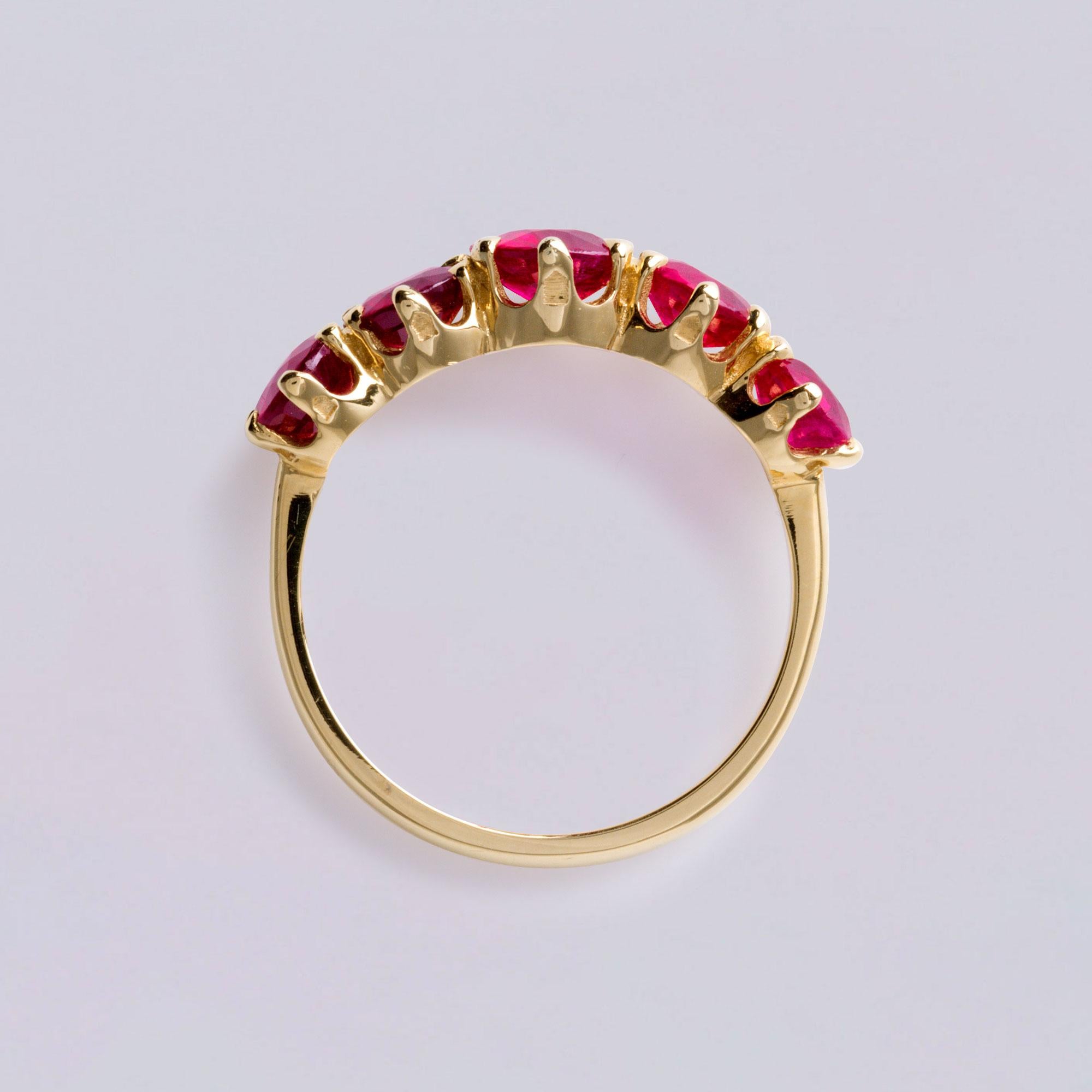 Primo vittoriano Anello con 5 pietre di rubino di Birmania da 2,50 ct.  Vintage By in oro 18 carati con gemme rosse in vendita