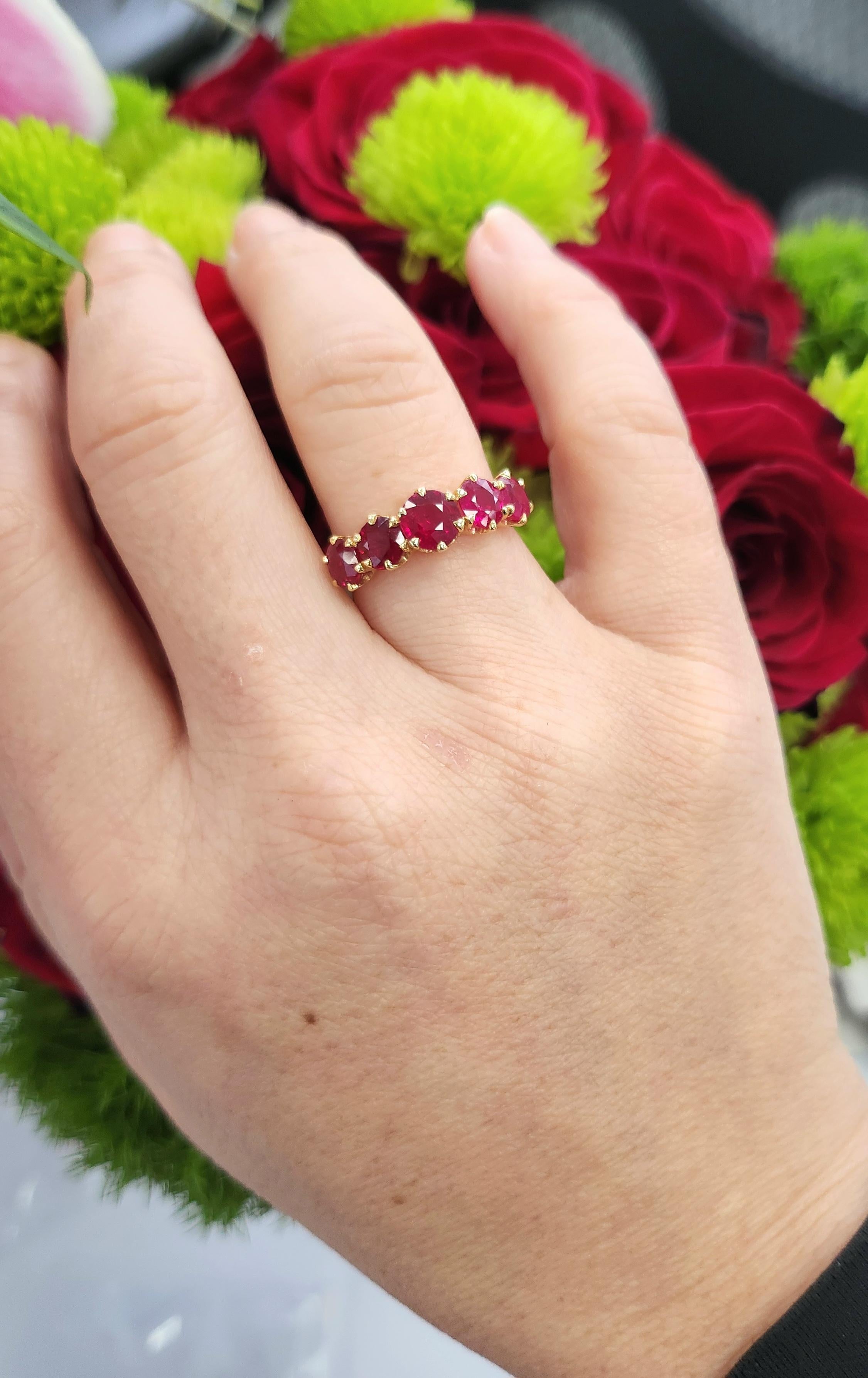 Anello con 5 pietre di rubino di Birmania da 2,50 ct.  Vintage By in oro 18 carati con gemme rosse In condizioni ottime in vendita a Los Angeles, CA