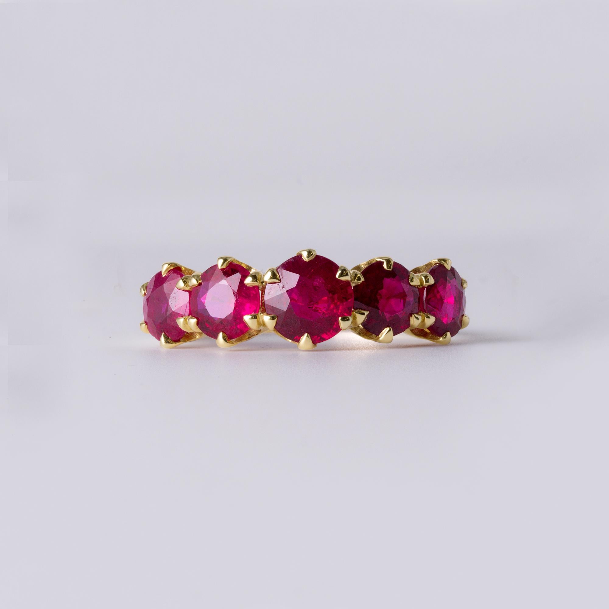 Anello con 5 pietre di rubino di Birmania da 2,50 ct.  Vintage By in oro 18 carati con gemme rosse in vendita 2