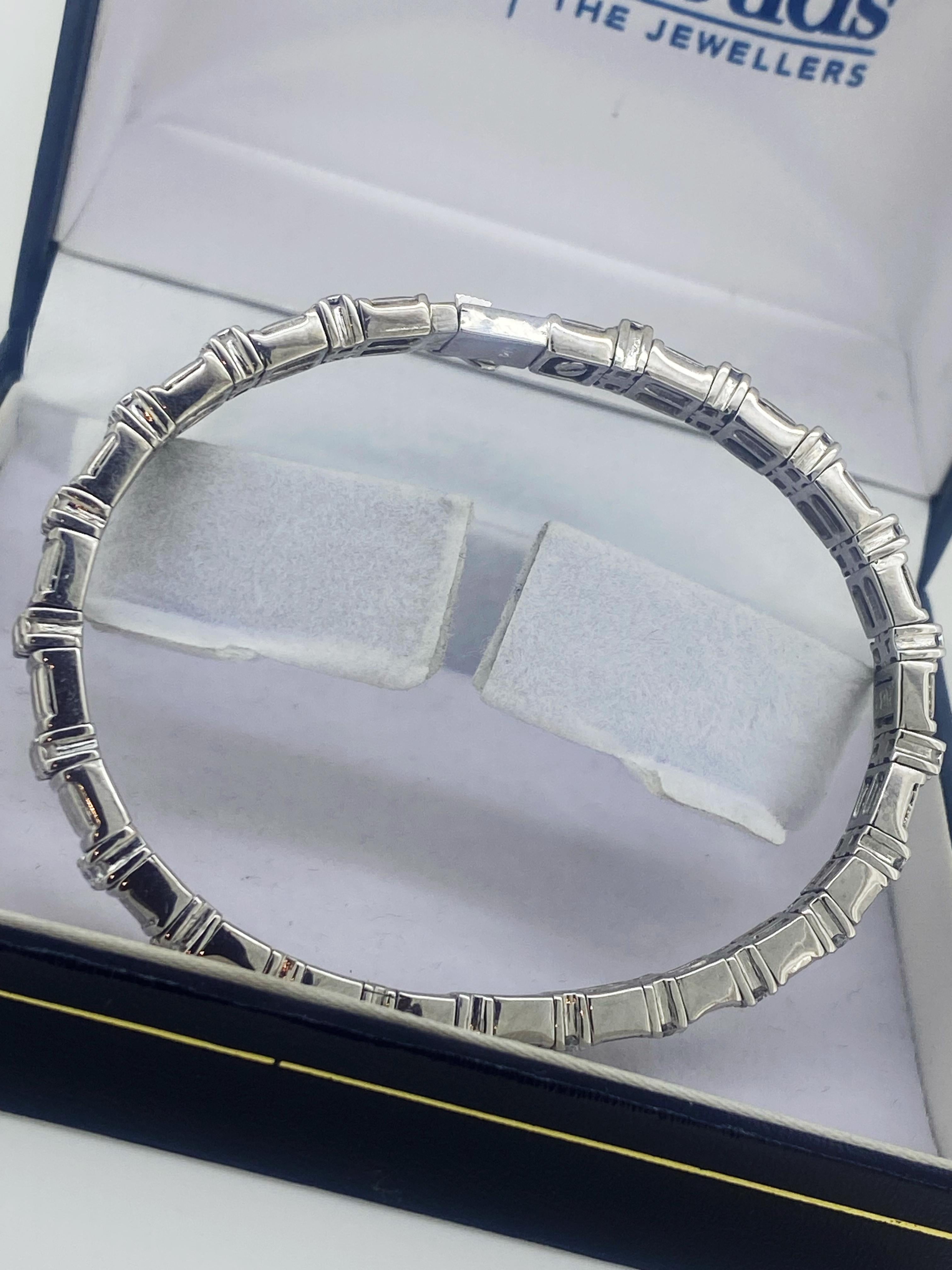 Bracelet jonc cubiste demi-éternel « en tremblant » en or 18 carats avec 2,50 carats de diamants (x 50) en vente 4