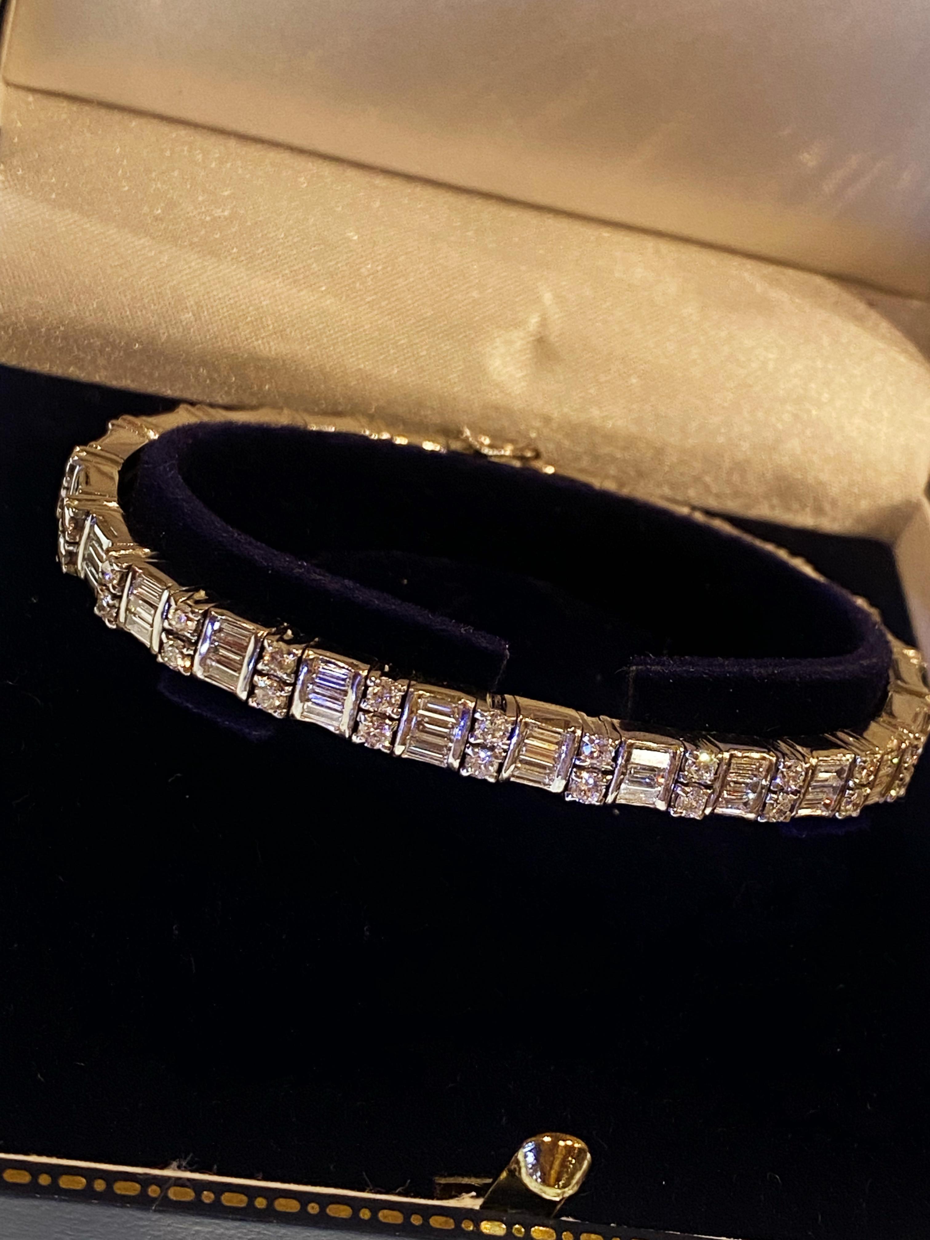 Rétro Bracelet jonc cubiste demi-éternel « en tremblant » en or 18 carats avec 2,50 carats de diamants (x 50) en vente
