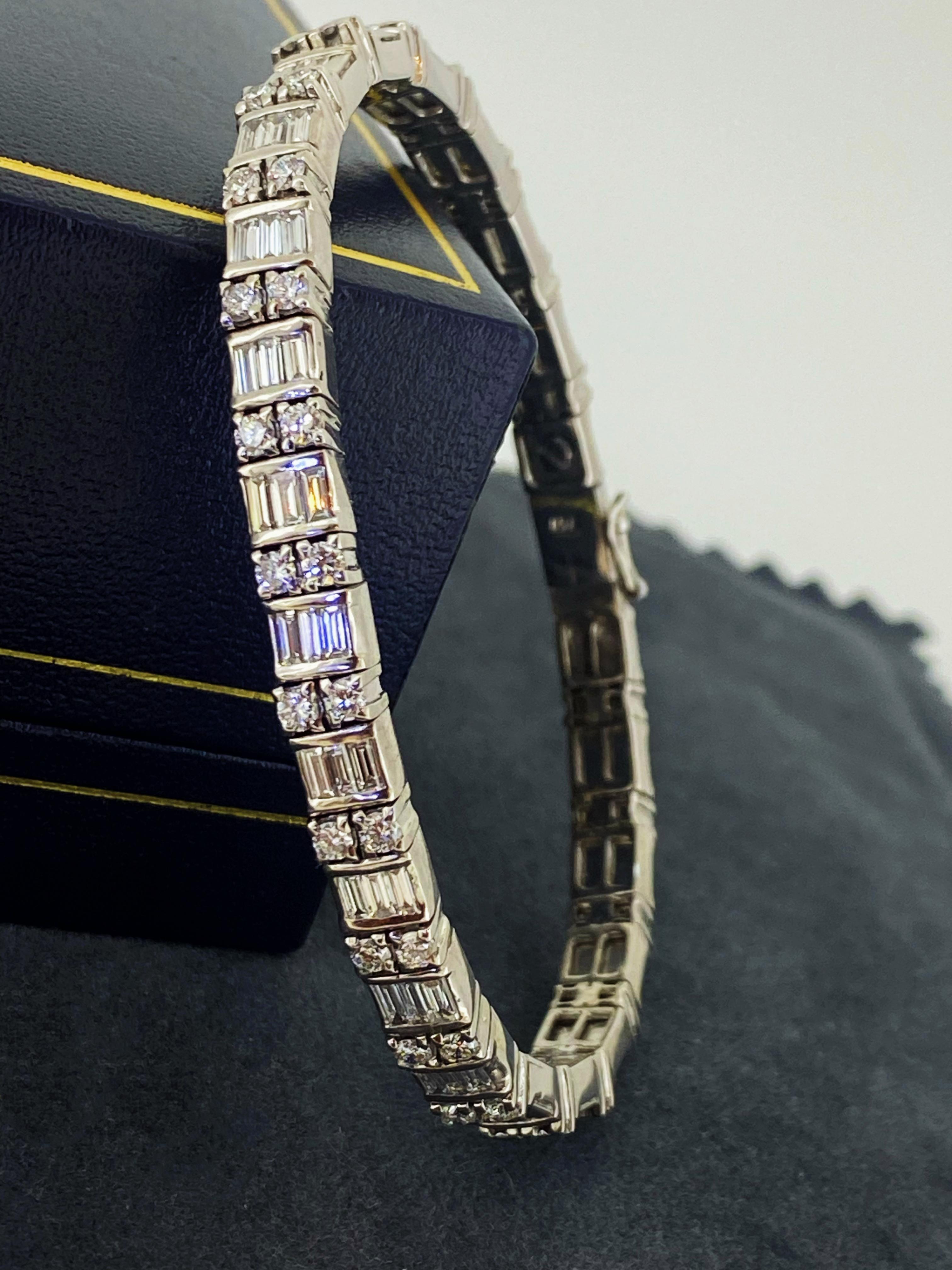 Taille baguette Bracelet jonc cubiste demi-éternel « en tremblant » en or 18 carats avec 2,50 carats de diamants (x 50) en vente