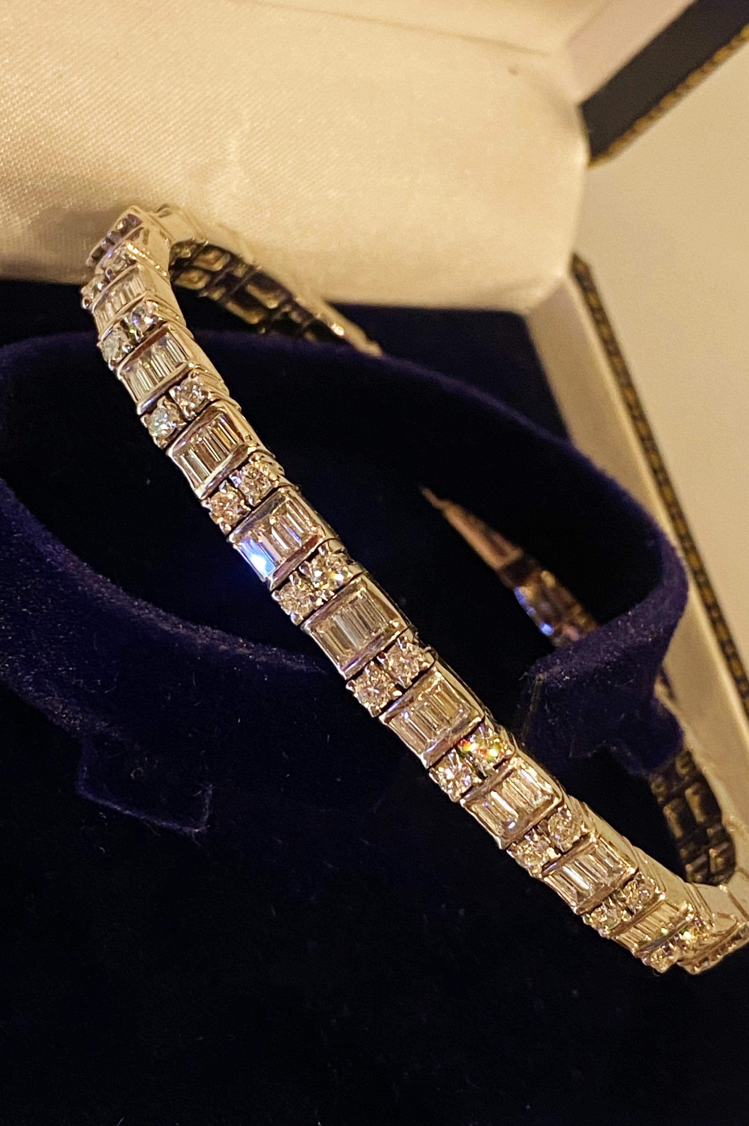Bracelet jonc cubiste demi-éternel « en tremblant » en or 18 carats avec 2,50 carats de diamants (x 50) Excellent état - En vente à MELBOURNE, AU