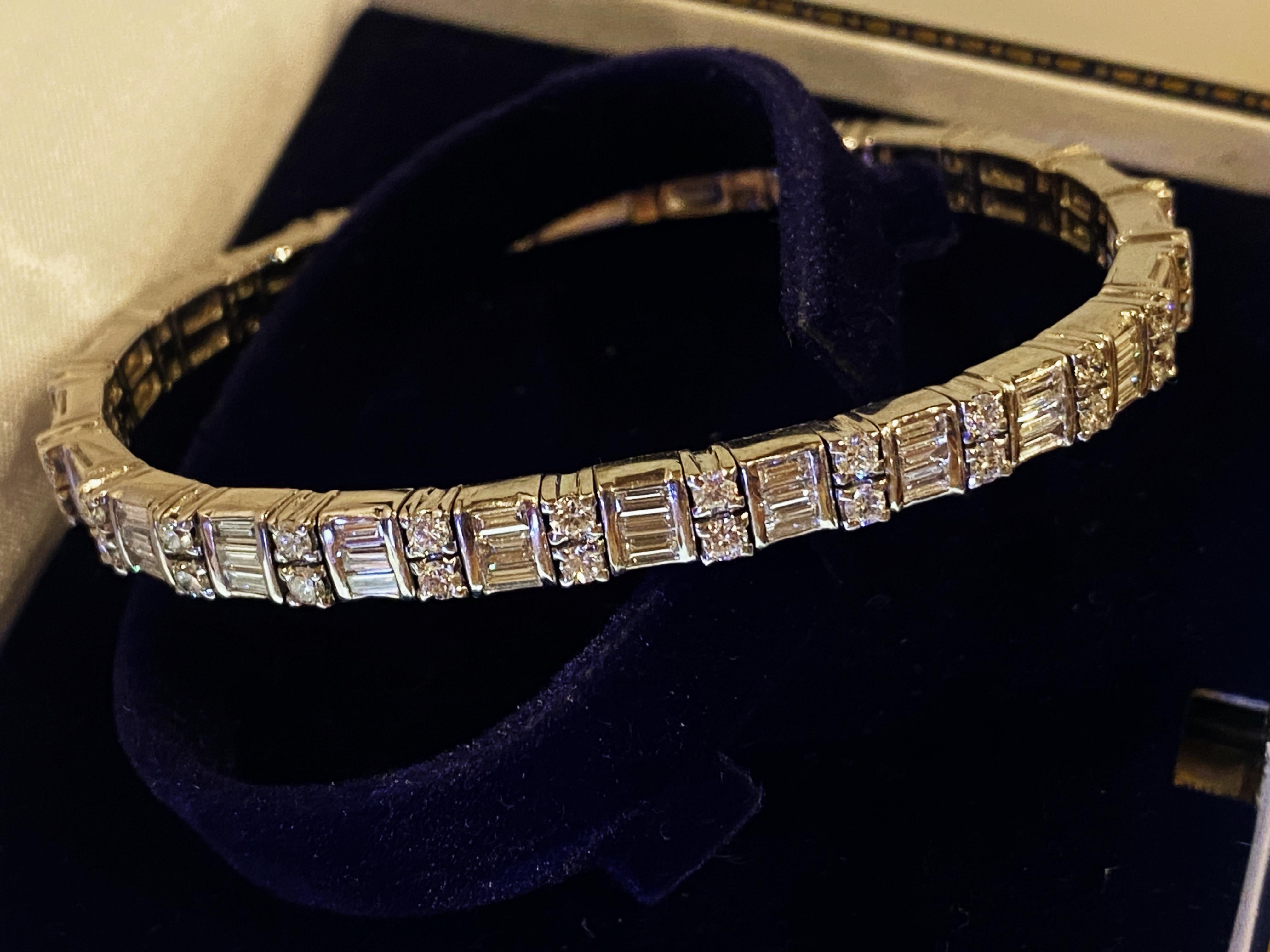 Bracelet jonc cubiste demi-éternel « en tremblant » en or 18 carats avec 2,50 carats de diamants (x 50) Pour femmes en vente