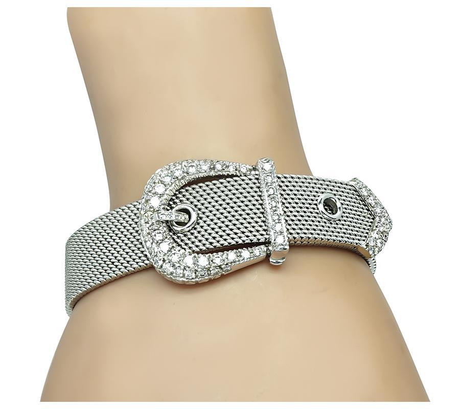 Voici un magnifique bracelet à boucle de ceinture en or blanc 18 carats. Le bracelet est serti de diamants ronds étincelants pesant environ 2.50 carats. La couleur de ces diamants est H-I avec une pureté VS2. Le bracelet mesure 15 cm de long et 15