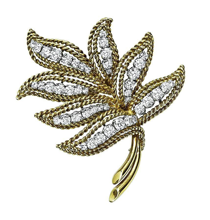 Round Cut 2.50ct Diamond Gold Leaf Pin For Sale