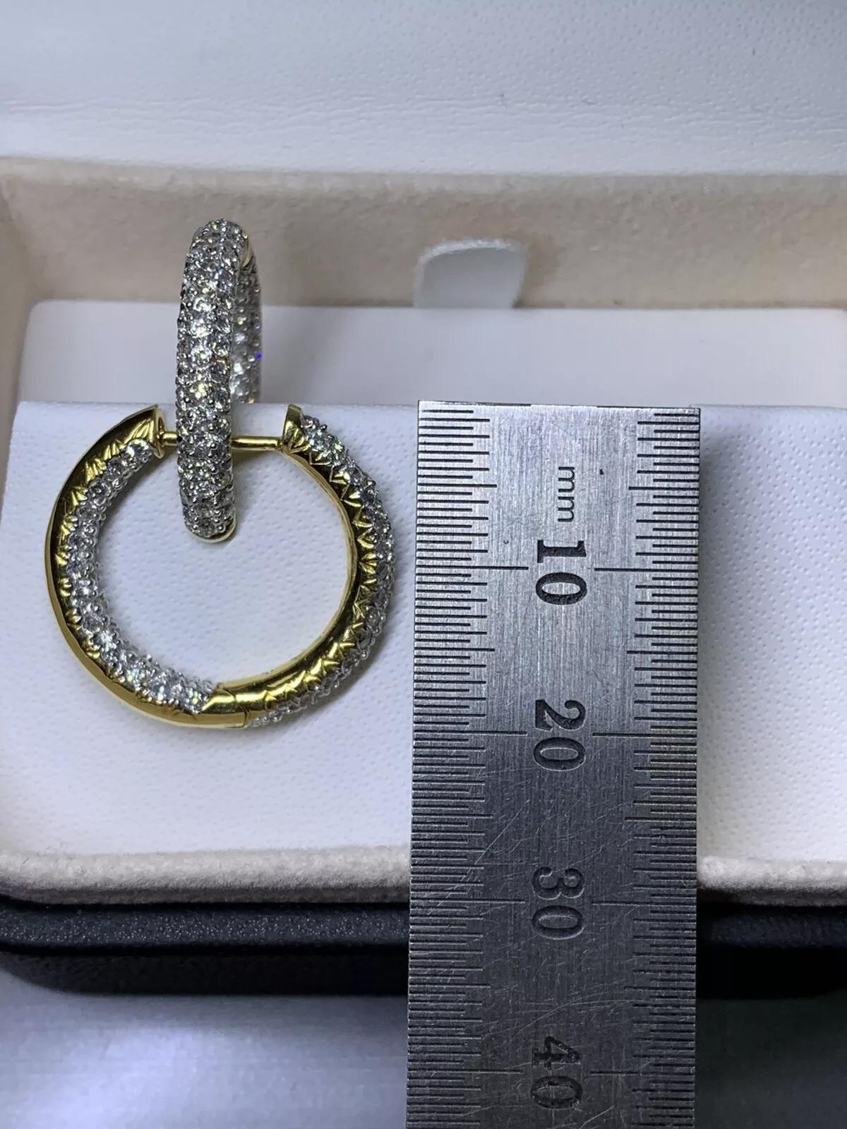 2.50ct Diamond Pave medium large hoops snap earrings in 18k yellow gold.

Diamond pave setting, scallop setting.

Diamond full setting medium hoops earrings 

Diamonds total weight 2.50ct great quality G colour VS1 clarity.

Hallmarked.

Box and
