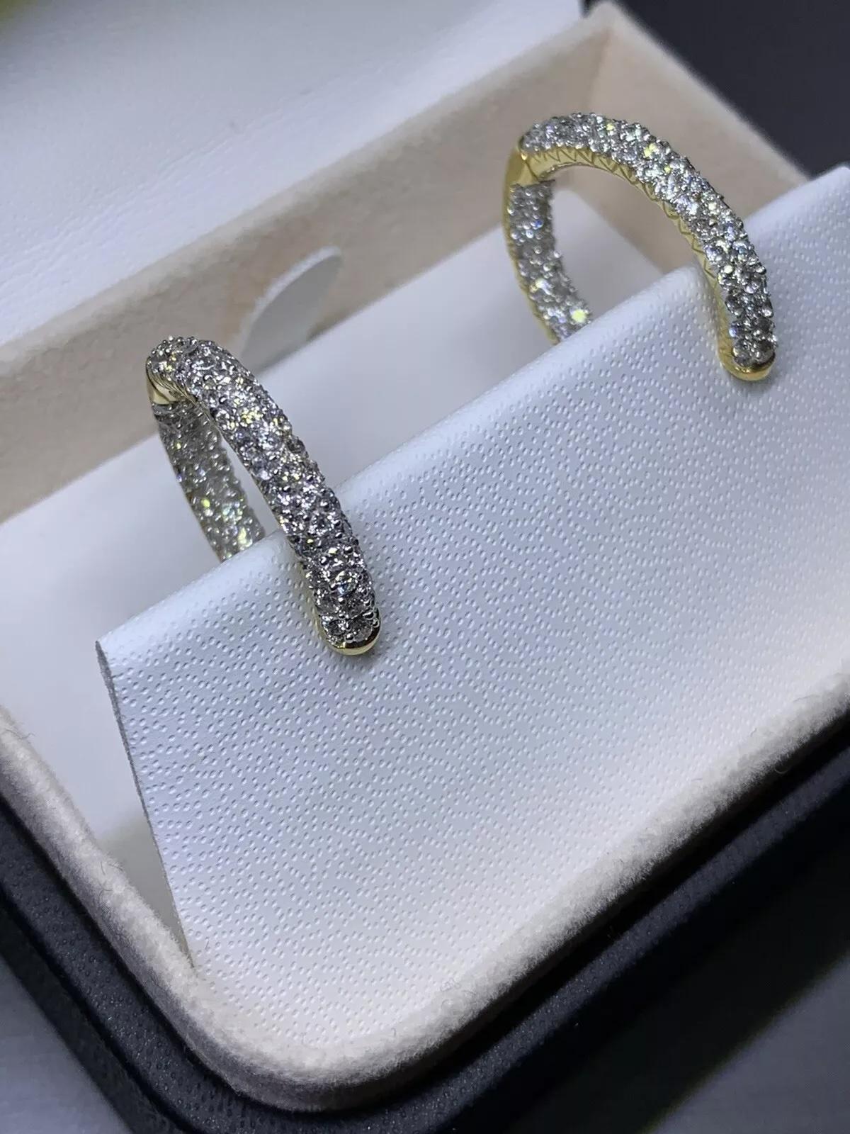 2.50ct Diamond Pave medium large hoops snap earrings in 18k yellow gold. In New Condition For Sale In London, GB