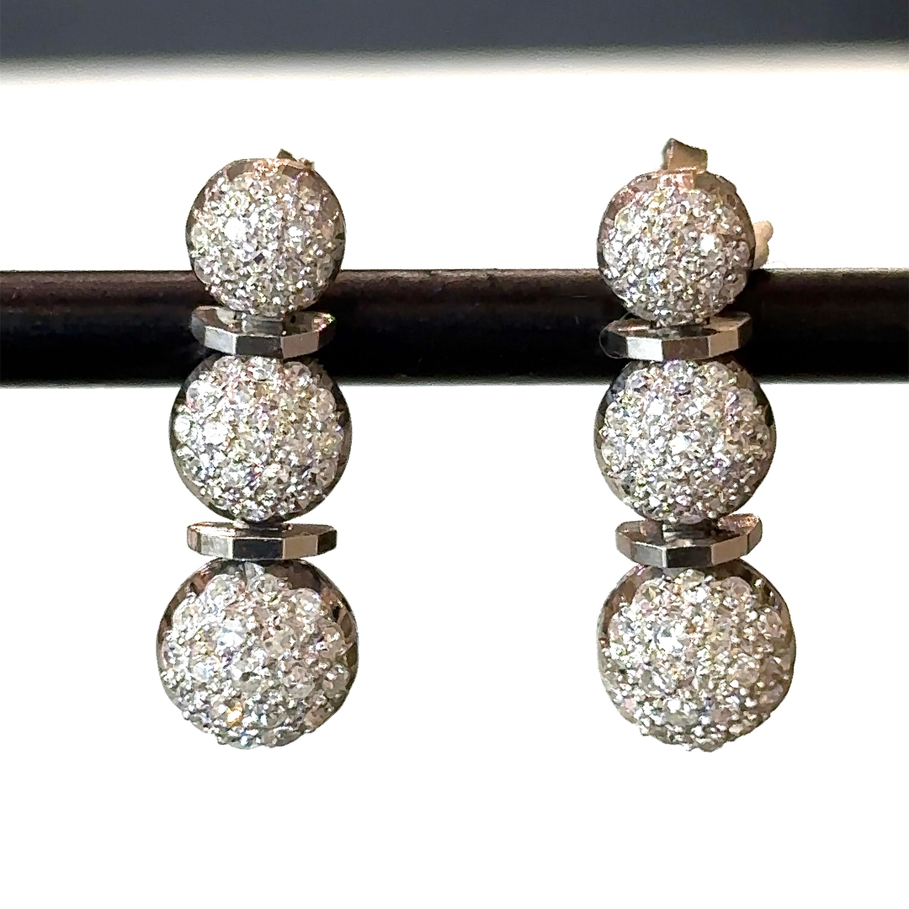Vintage 1950's baumelnden Tropfen Platin Ohrringe
2,50 Karat runder Diamant Diamanten
F-G Farbe  VS-SI Klarheit
Sie sind 1 Zoll lang und die untere Kugel ist 8,2 mm breit 
Sie haben 14K Weißgold Pfosten & Rückseiten für Stärke 
7 Gramm

Warum wir