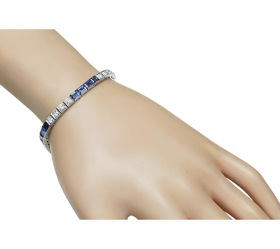 Questo è un affascinante bracciale in platino. Il bracciale è incastonato con scintillanti diamanti a taglio rotondo che pesano circa 2.50 carati. Il colore di questi diamanti è G con purezza VS. I diamanti sono accentuati da accenti di zaffiri