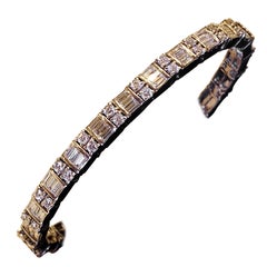 2,50 Karat Diamant (x 50) Kubismus-Armreif „en Tremblant“ aus 18 Karat Gold mit halber Ewigkeitsschliff