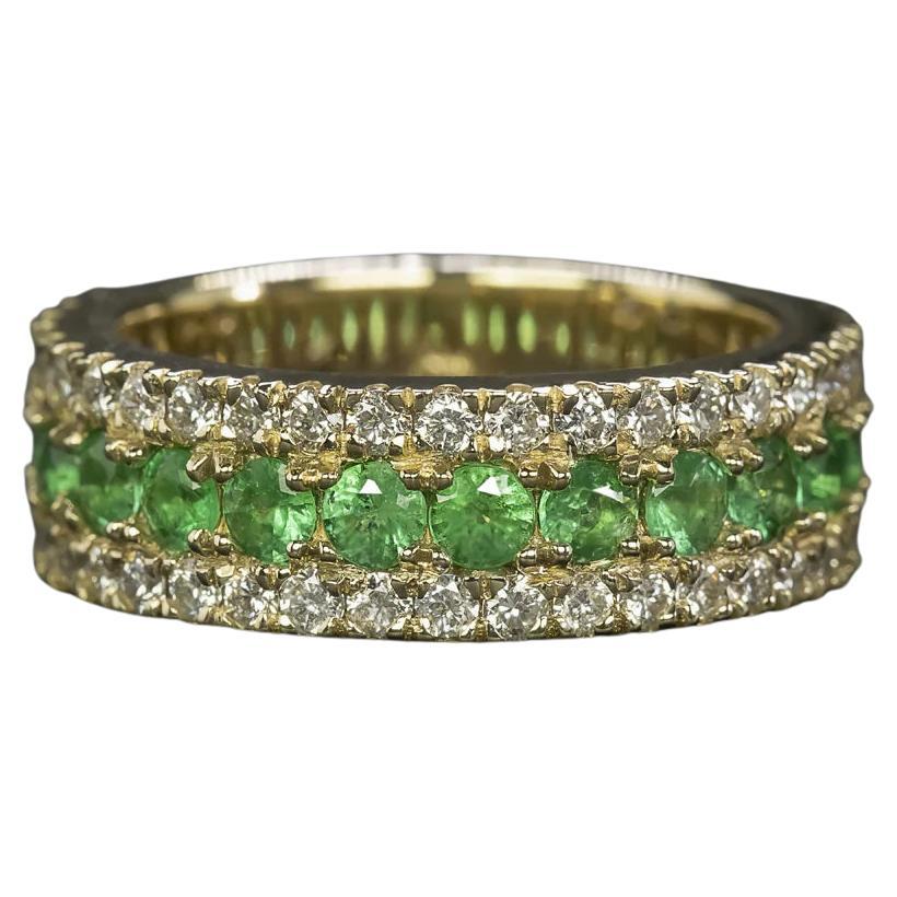 
Here's a detailed description in English for the ring:

This stunning diamond and emerald ring offers a beautiful combination of rich color and bright sparkle, featuring rows of vibrant spring green emeralds and dazzling diamonds. Crafted in a