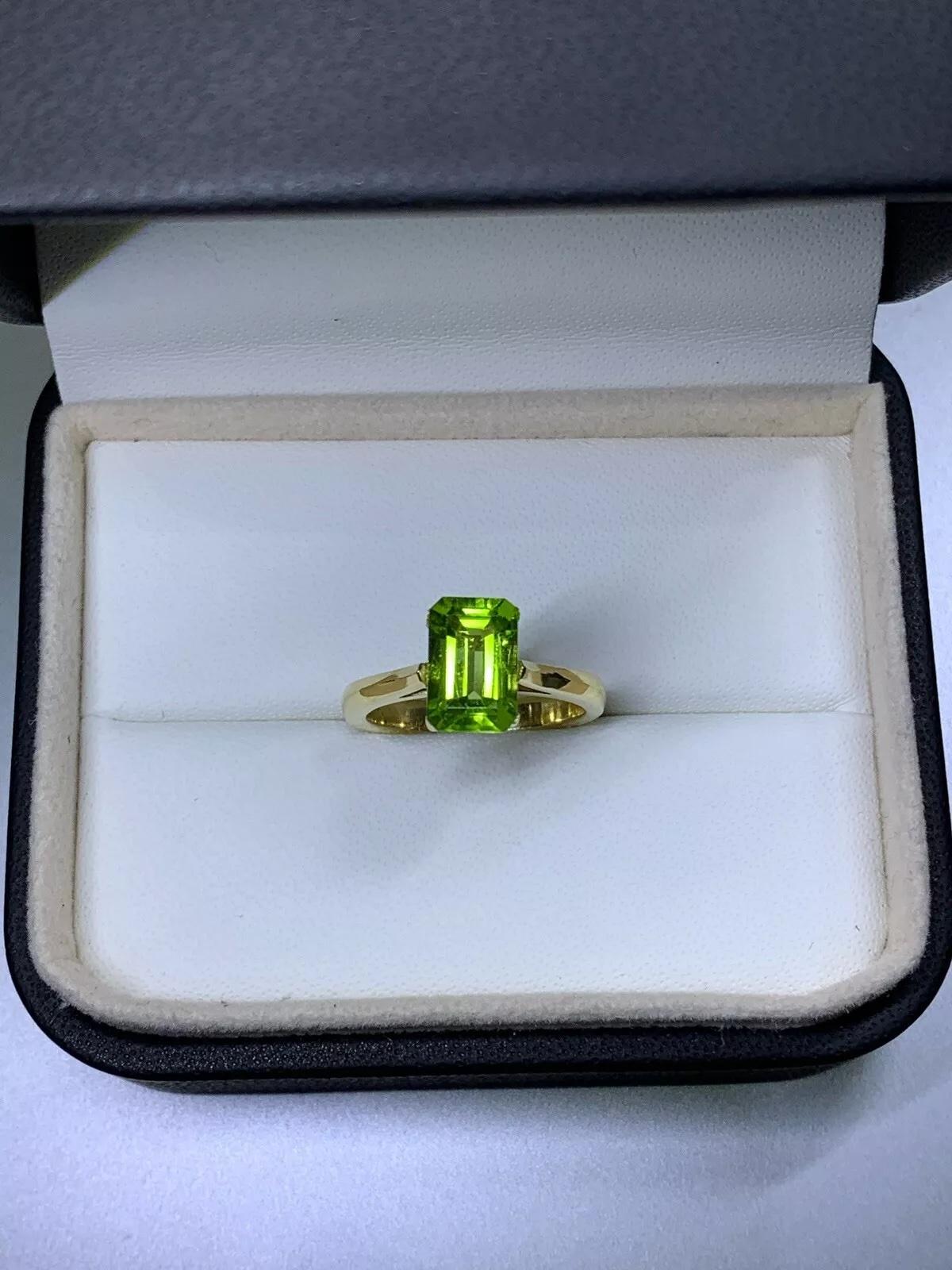 Anillo de compromiso de oro amarillo de 18 ct con peridoto verde esmeralda de 2,50 ct.

Precioso anillo de compromiso solitario de peridoto verde talla esmeralda en banda lisa de oro amarillo de 18k.

El anillo se puede cambiar de