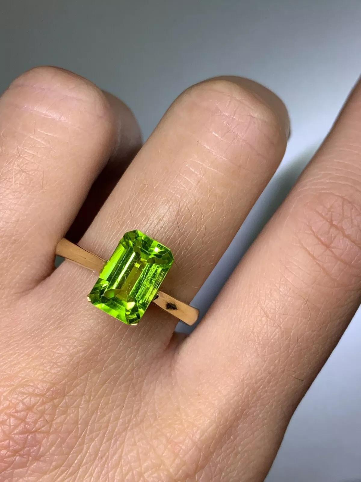 Anillo de compromiso de oro amarillo de 18 ct con peridoto verde esmeralda de 2,50 ct. Corte esmeralda en venta