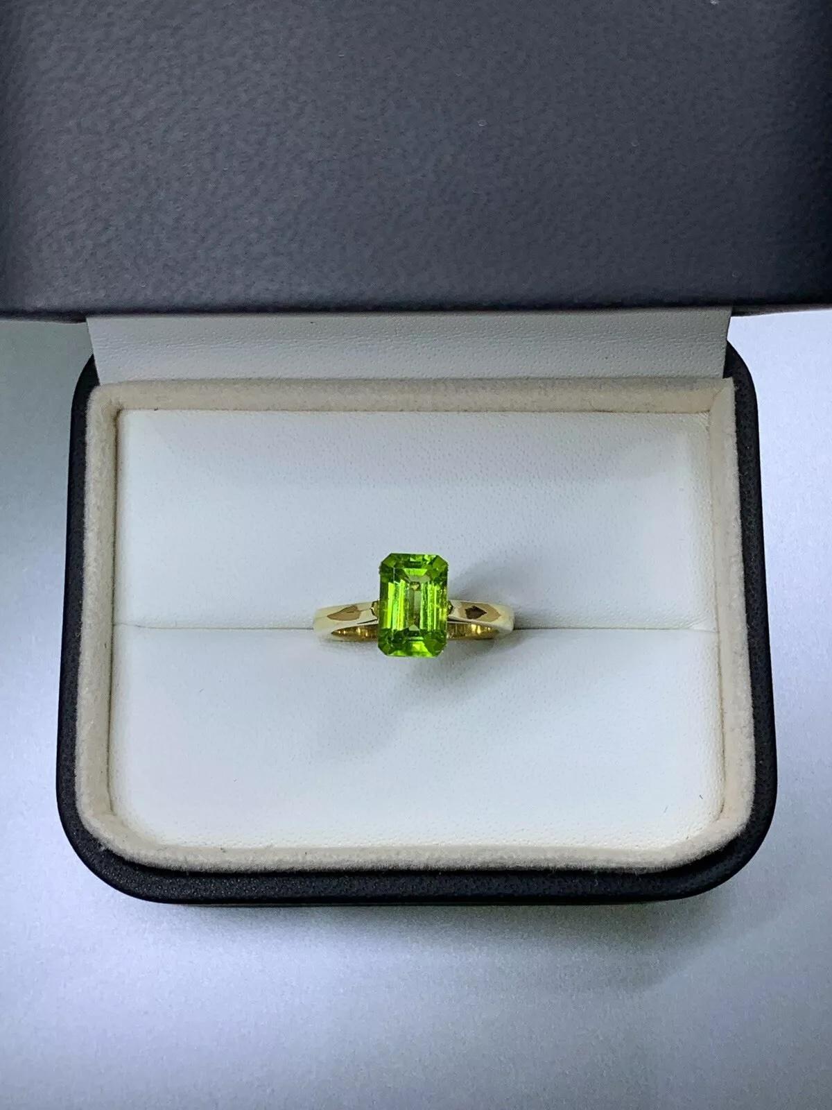 Anillo de compromiso de oro amarillo de 18 ct con peridoto verde esmeralda de 2,50 ct. en Nuevo estado para la venta en London, GB