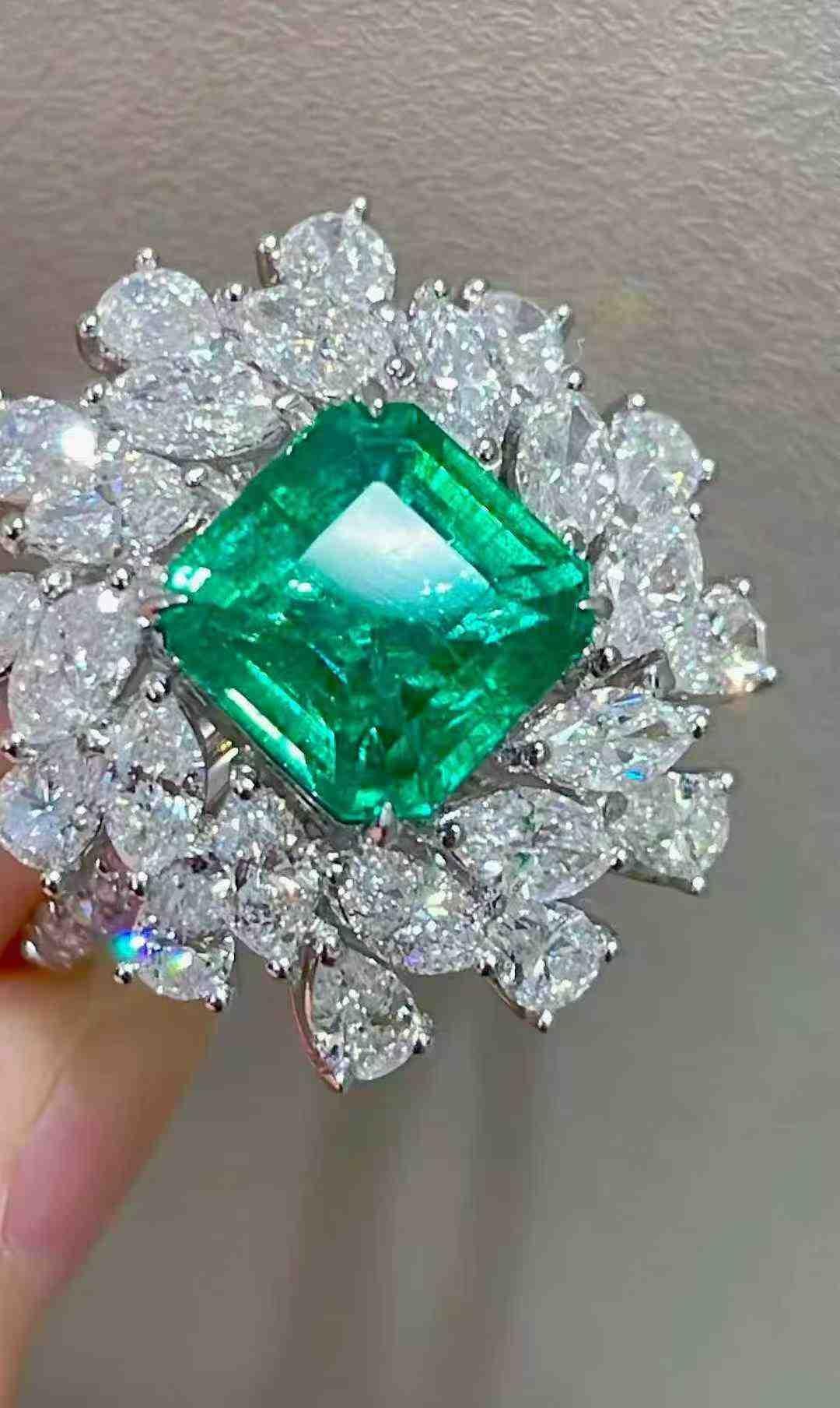2.50ct Emerald Ring with 2.73ct Diamond Halo in 18K White Gold in vendita 4