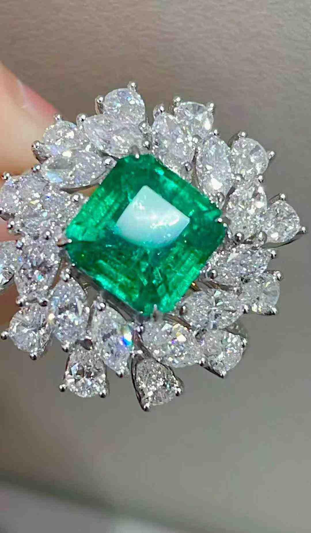 2.50ct Emerald Ring with 2.73ct Diamond Halo in 18K White Gold in vendita 6