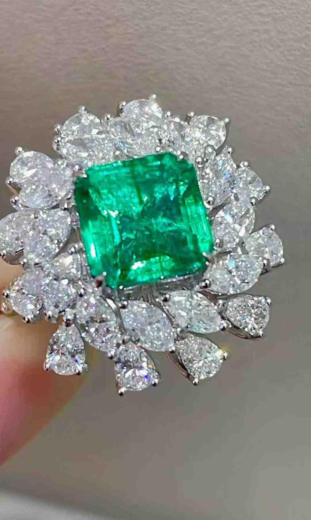 2.50ct Emerald Ring with 2.73ct Diamond Halo in 18K White Gold in vendita 10
