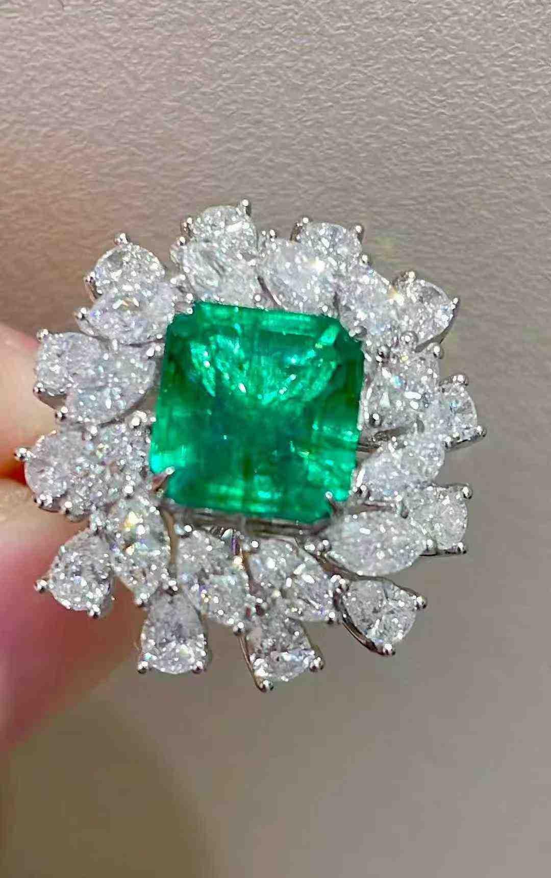 Anello con smeraldo, smeraldo naturale da 2,50 carati, diamante aureolato da 2,73 carati, oro bianco 18 carati.
Questo squisito anello presenta un vibrante smeraldo naturale da 2,50 carati con un'eccellente saturazione del colore, che crea un punto