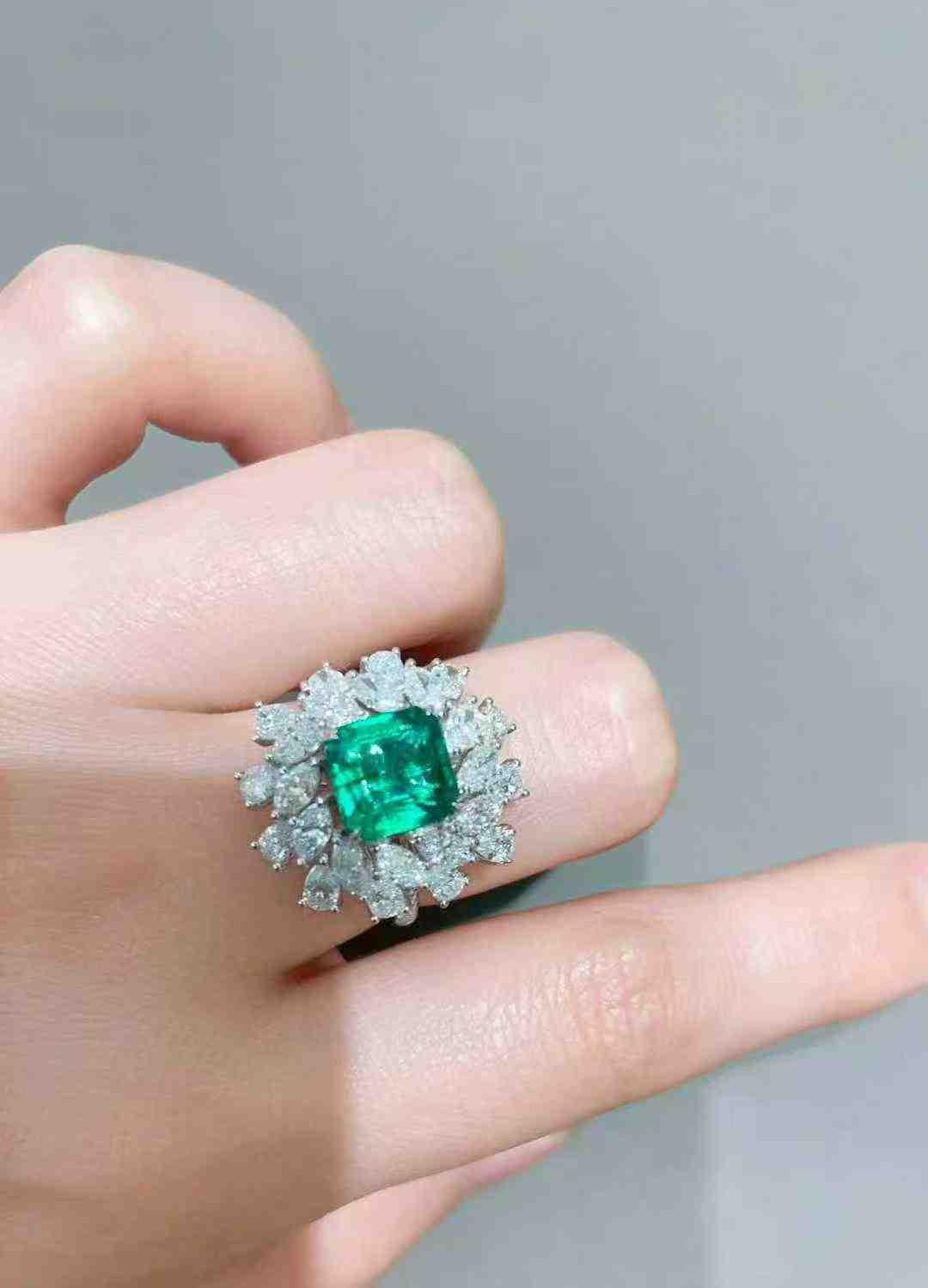 2.50ct Emerald Ring with 2.73ct Diamond Halo in 18K White Gold in vendita 1
