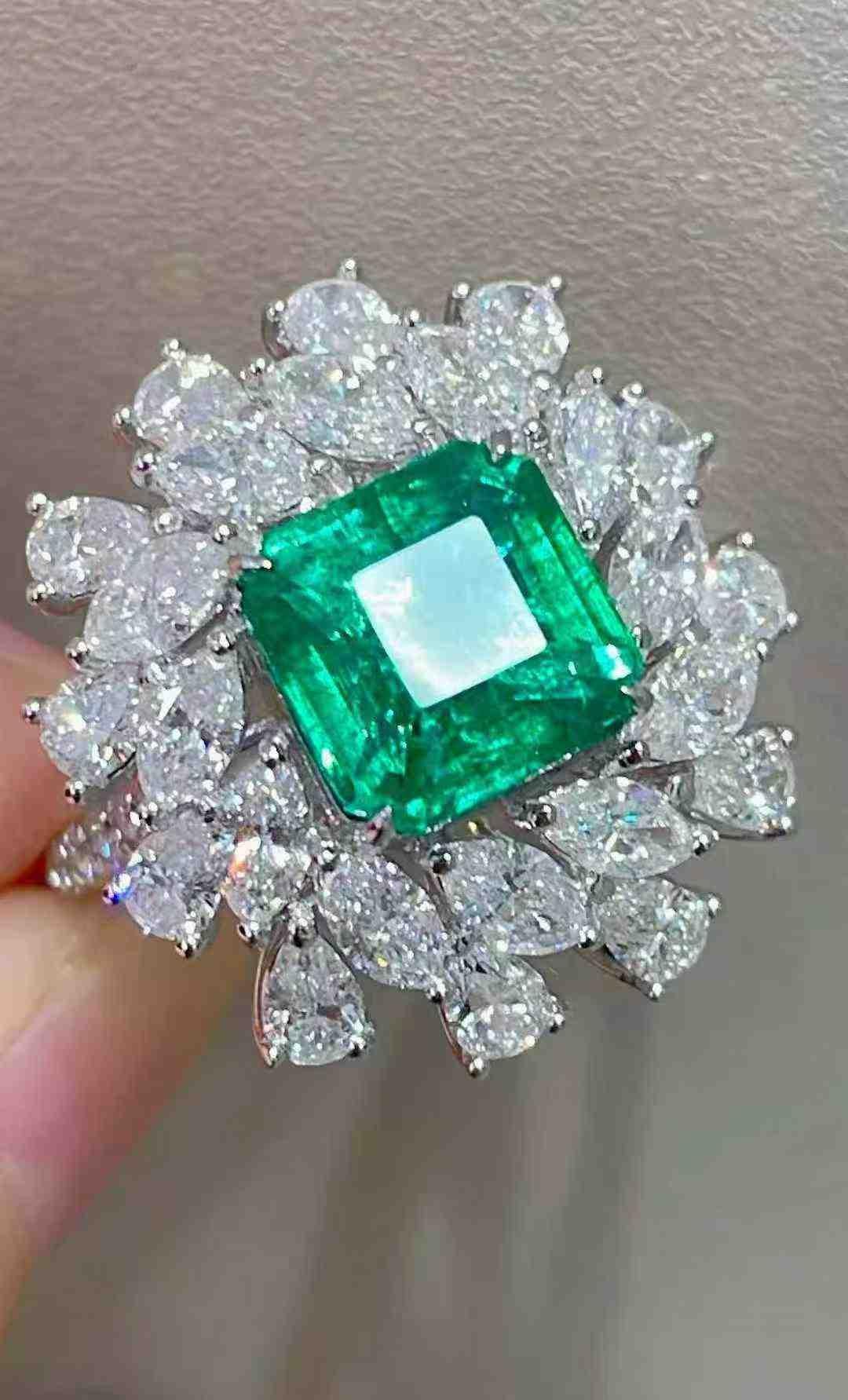 2.50ct Emerald Ring with 2.73ct Diamond Halo in 18K White Gold in vendita 3