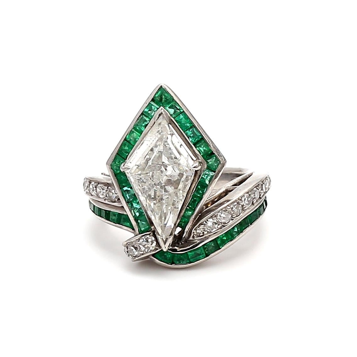 2.50ct Kite Diamond & Emerald Platinum Art Deco Ring with Round Brilliant Accent (Bague Art Déco en platine avec diamant et émeraude avec accent rond) en vente 4