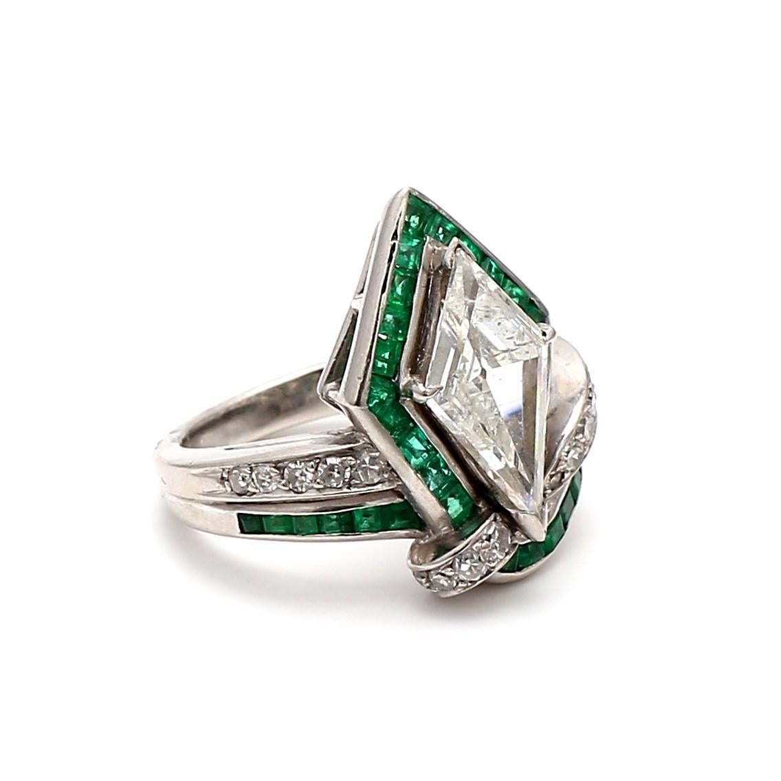 Art déco 2.50ct Kite Diamond & Emerald Platinum Art Deco Ring with Round Brilliant Accent (Bague Art Déco en platine avec diamant et émeraude avec accent rond) en vente