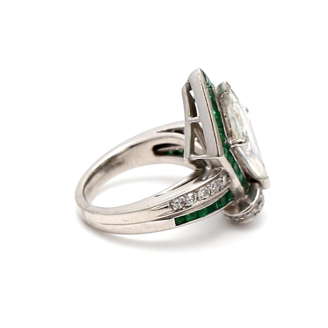 Taille losange 2.50ct Kite Diamond & Emerald Platinum Art Deco Ring with Round Brilliant Accent (Bague Art Déco en platine avec diamant et émeraude avec accent rond) en vente