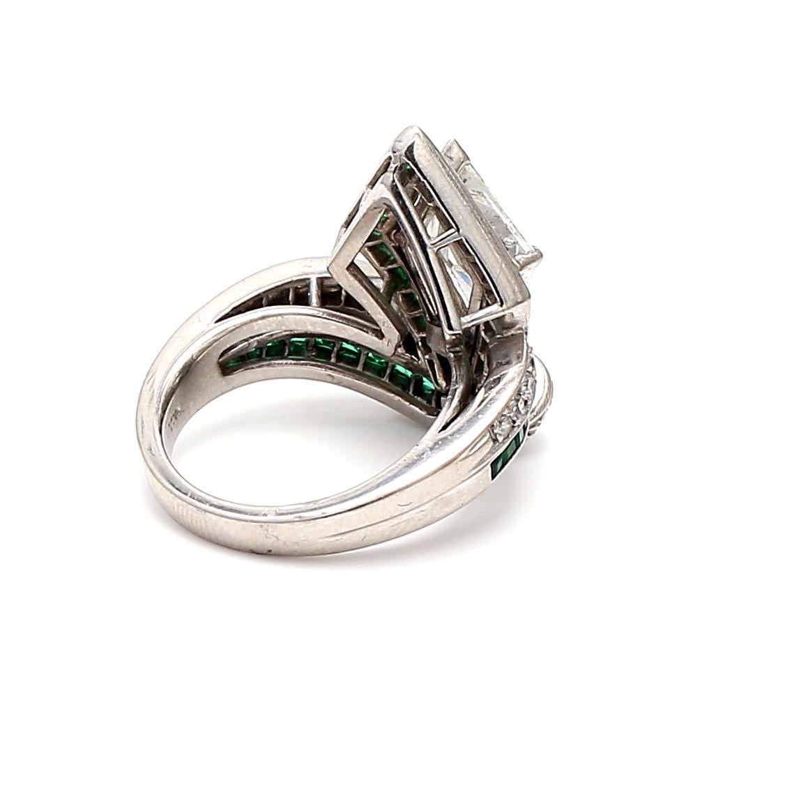 2.50ct Kite Diamond & Emerald Platinum Art Deco Ring with Round Brilliant Accent (Bague Art Déco en platine avec diamant et émeraude avec accent rond) Bon état - En vente à New York, NY