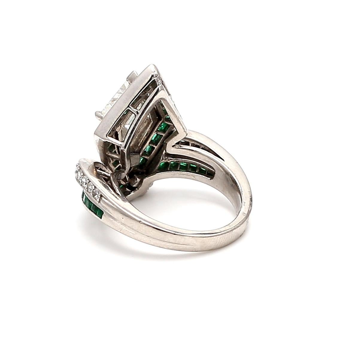 2.50ct Kite Diamond & Emerald Platinum Art Deco Ring with Round Brilliant Accent (Bague Art Déco en platine avec diamant et émeraude avec accent rond) en vente 1
