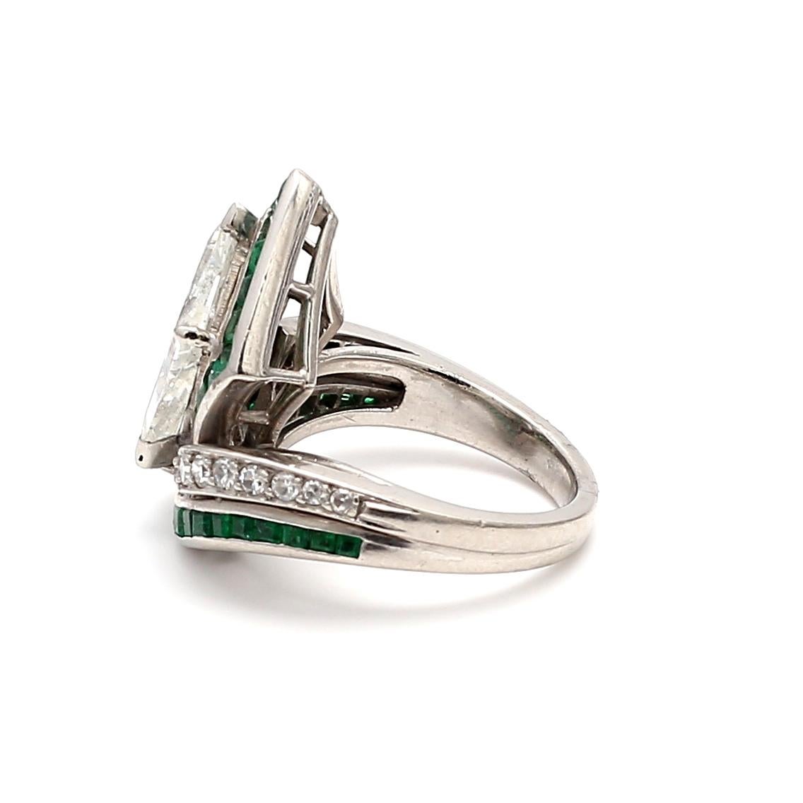 2.50ct Kite Diamond & Emerald Platinum Art Deco Ring with Round Brilliant Accent (Bague Art Déco en platine avec diamant et émeraude avec accent rond) en vente 2