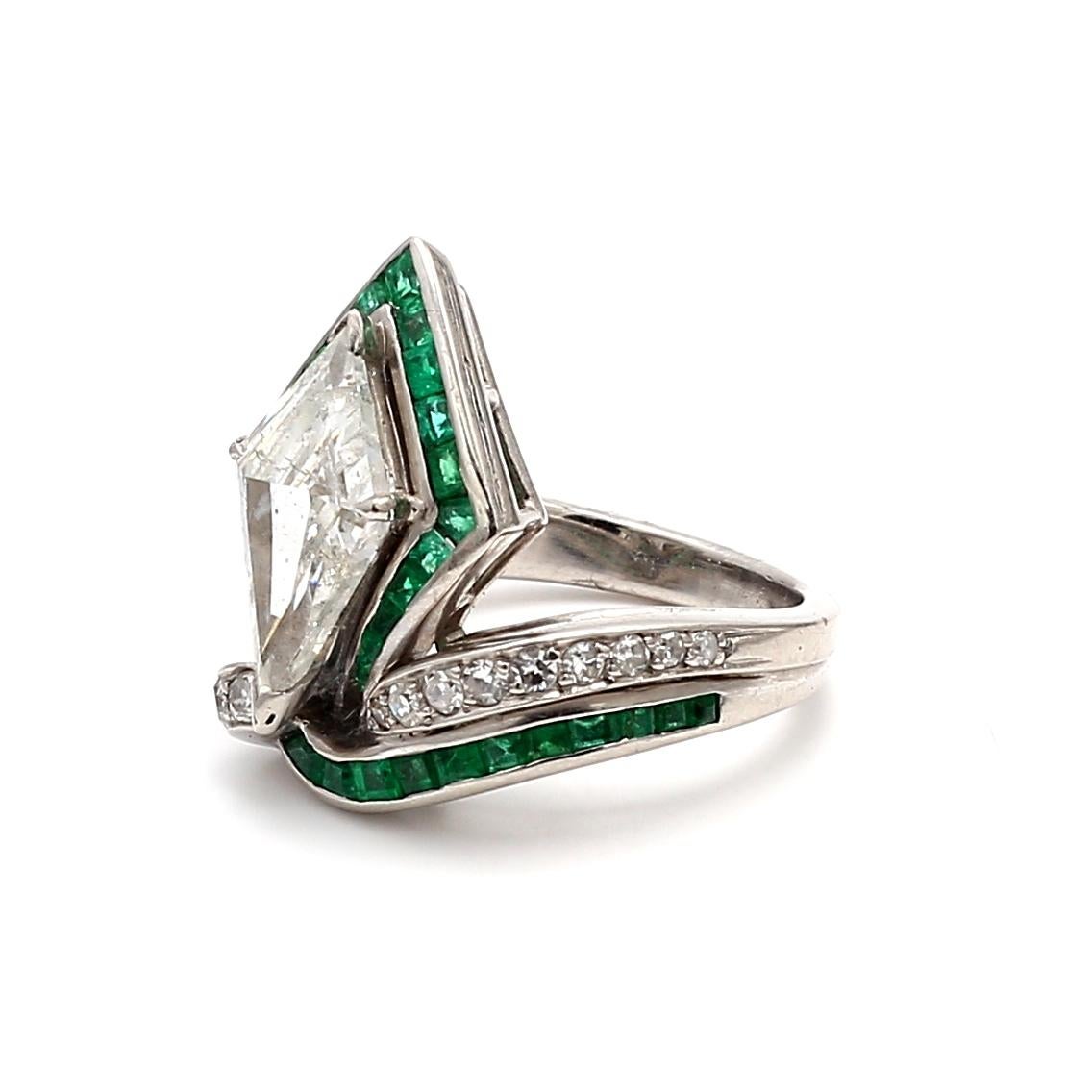 2.50ct Kite Diamond & Emerald Platinum Art Deco Ring with Round Brilliant Accent (Bague Art Déco en platine avec diamant et émeraude avec accent rond) en vente 3