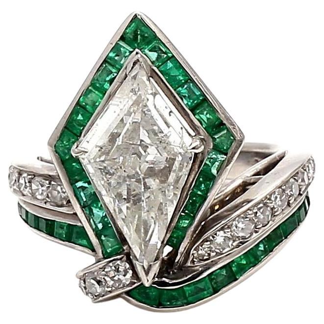 2.50ct Kite Diamond 
Emerald Platinum Art Deco Ring with Round Brilliant Accent (Bague Art Déco en platine avec diamant et émeraude avec accent rond) en vente